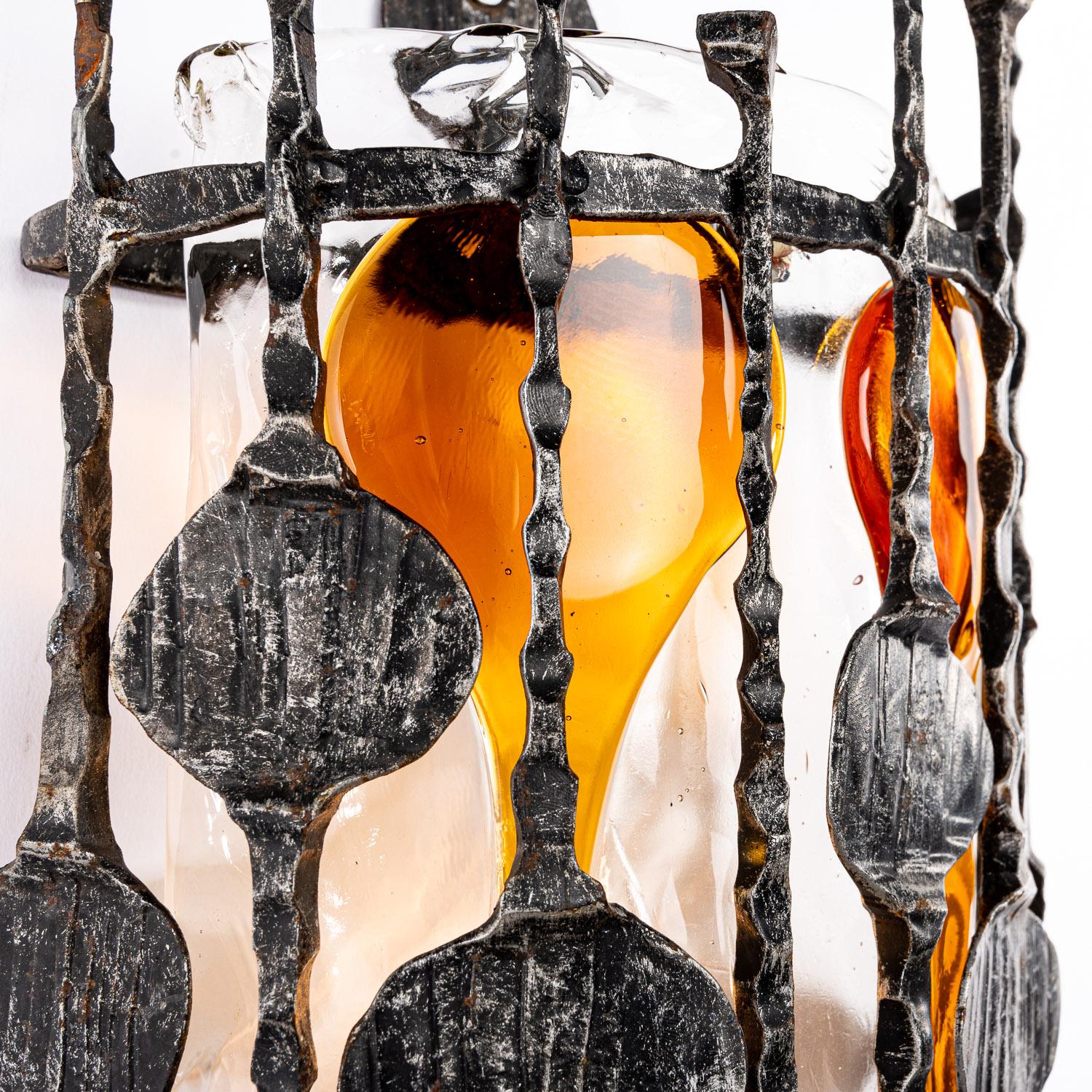 Brutalistische Wandleuchten aus Schmiedeeisen und Glas aus den 1960er Jahren (Muranoglas) im Angebot