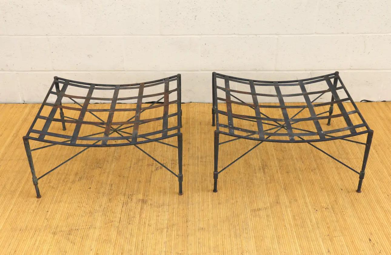 Merveilleuse paire de poufs d'extérieur en fer forgé conçus par Mario Papperzini  pour John Salterini. Ils datent des années 1960. Ils présentent une belle patine et une magnifique finition d'origine en vert vert-de-gris. Ils sont en bon état