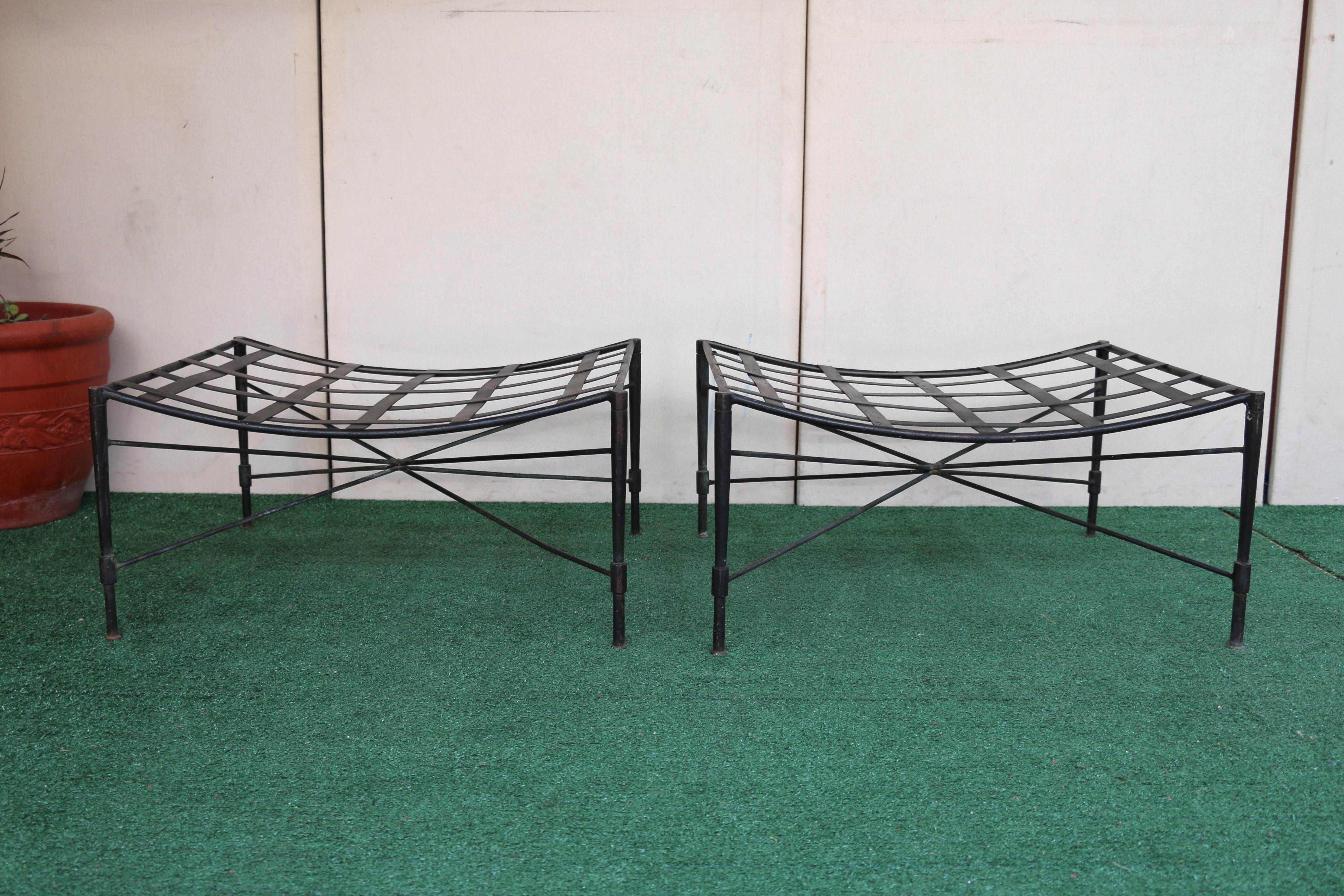Maravillosa pareja de pufs de exterior de hierro forjado diseñados por Mario Papperzini  para John Salterini. Son originales de la década de 1960. Presentan un maravilloso acabado original verde verdigris patinado. Están en buen estado vintage. El