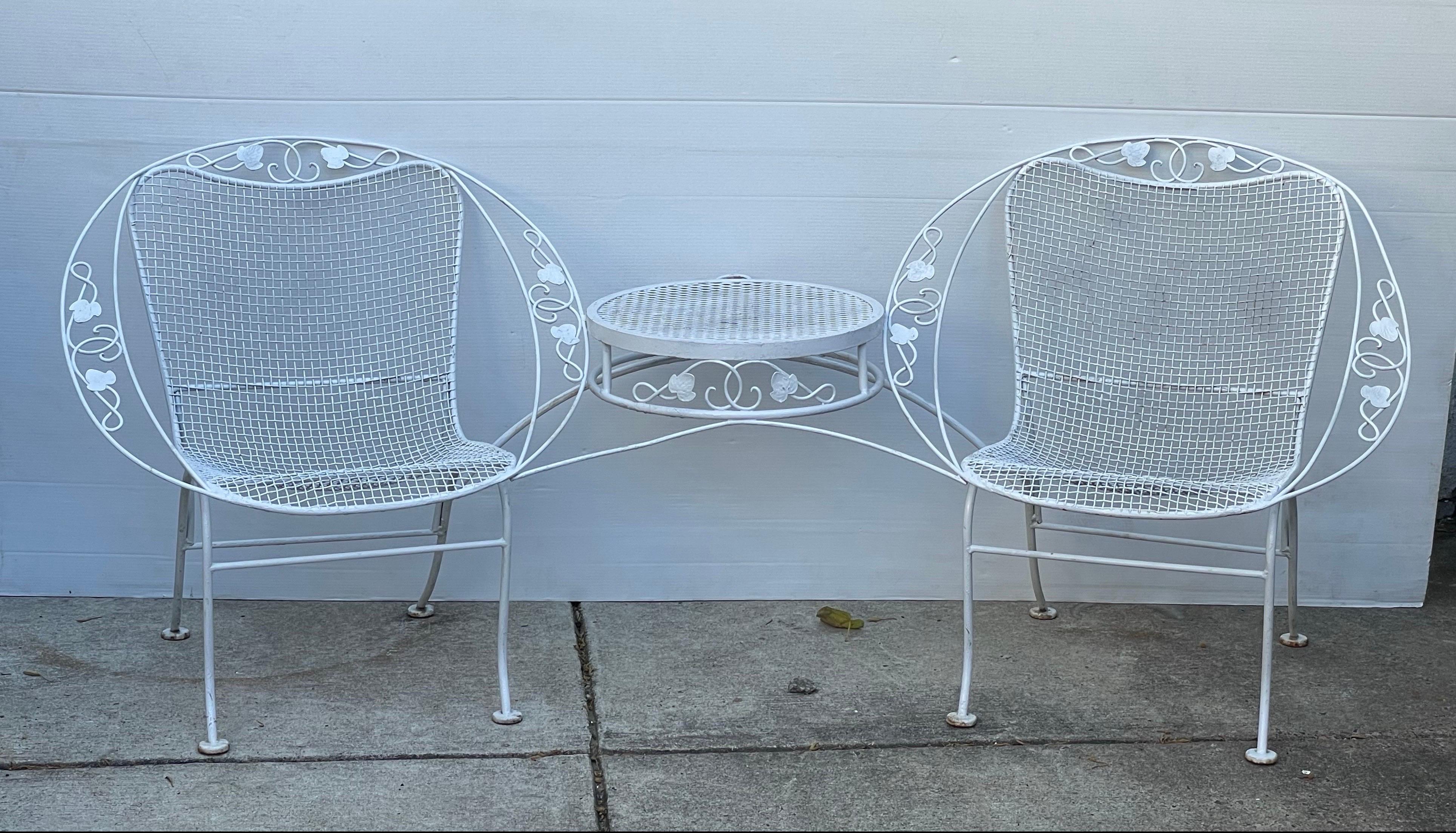Américain Banc de banquette en fer forgé blanc des années 1960 avec table en vente