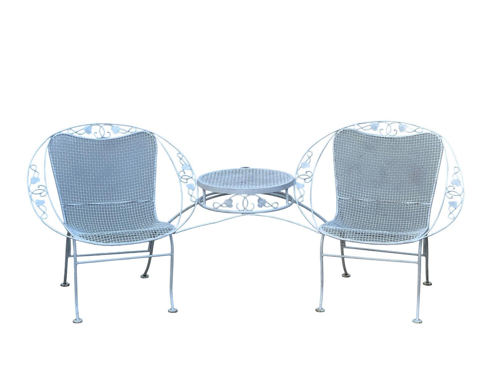 Soudé Banc de banquette en fer forgé blanc des années 1960 avec table en vente