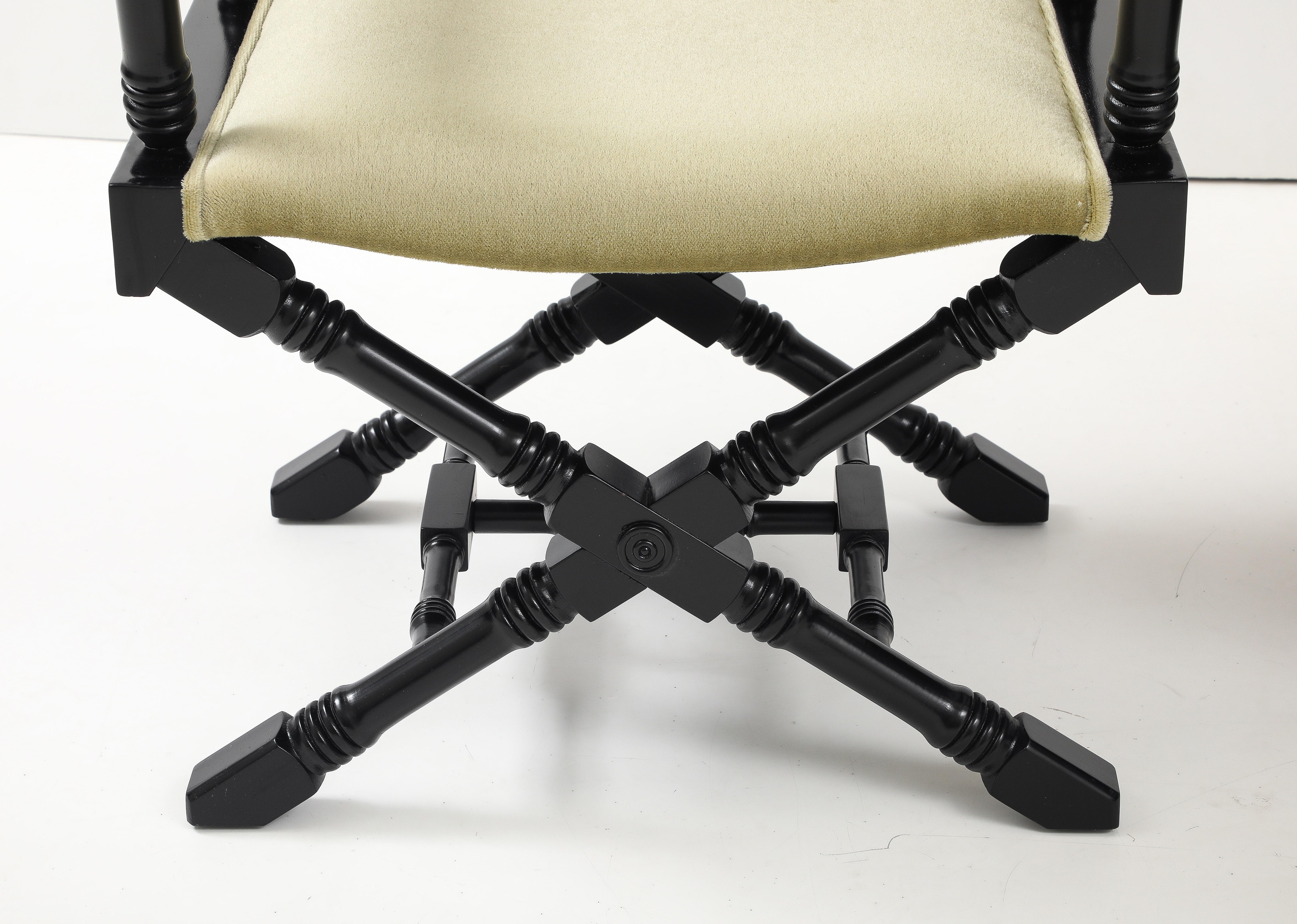 Sillones de director con base en X de los años 60, lacados en negro y tapizados en mohair. en venta 3