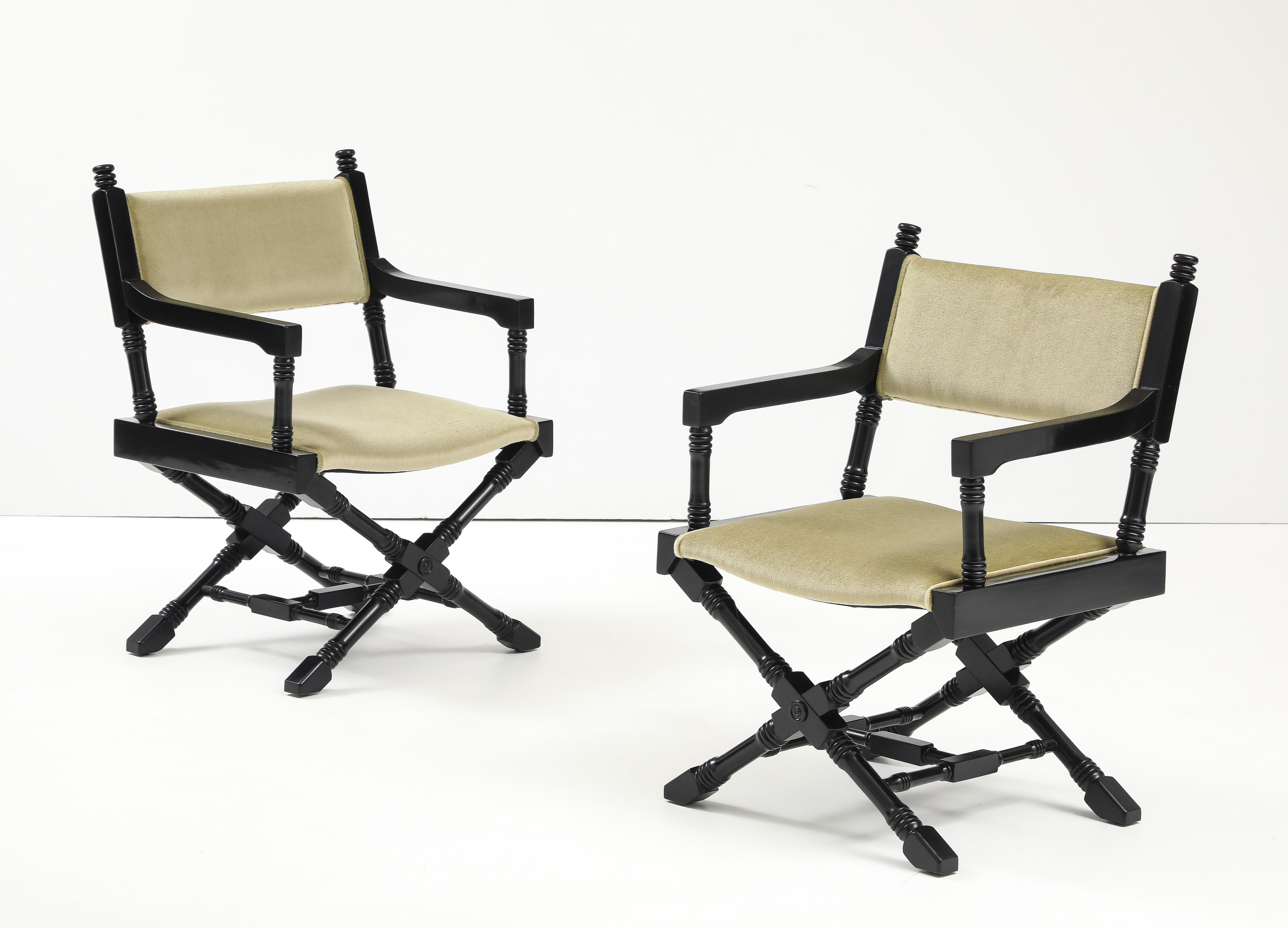 Sillones de director con base en X de los años 60, lacados en negro y tapizados en mohair. en venta 4