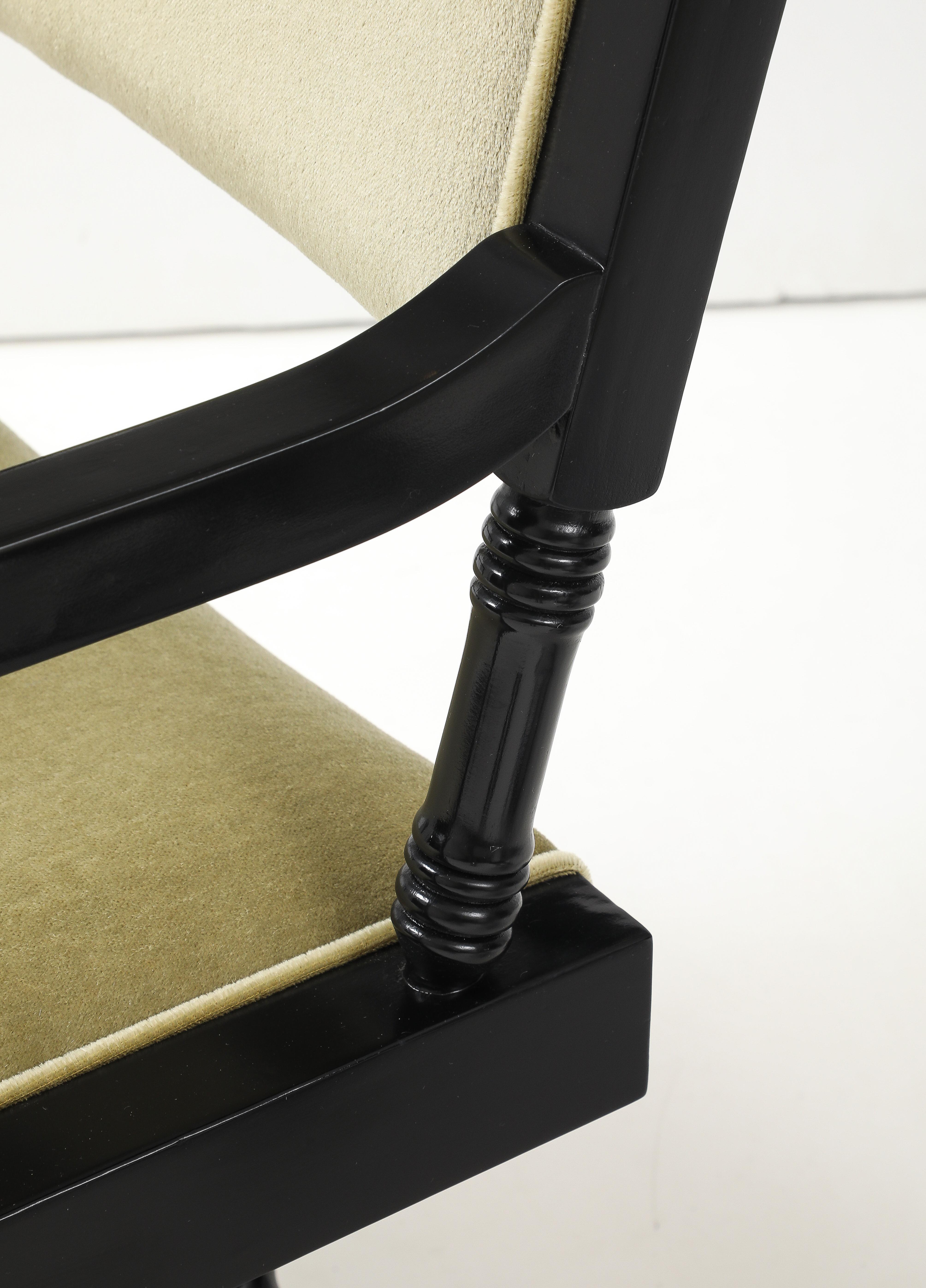 Sillones de director con base en X de los años 60, lacados en negro y tapizados en mohair. en venta 5