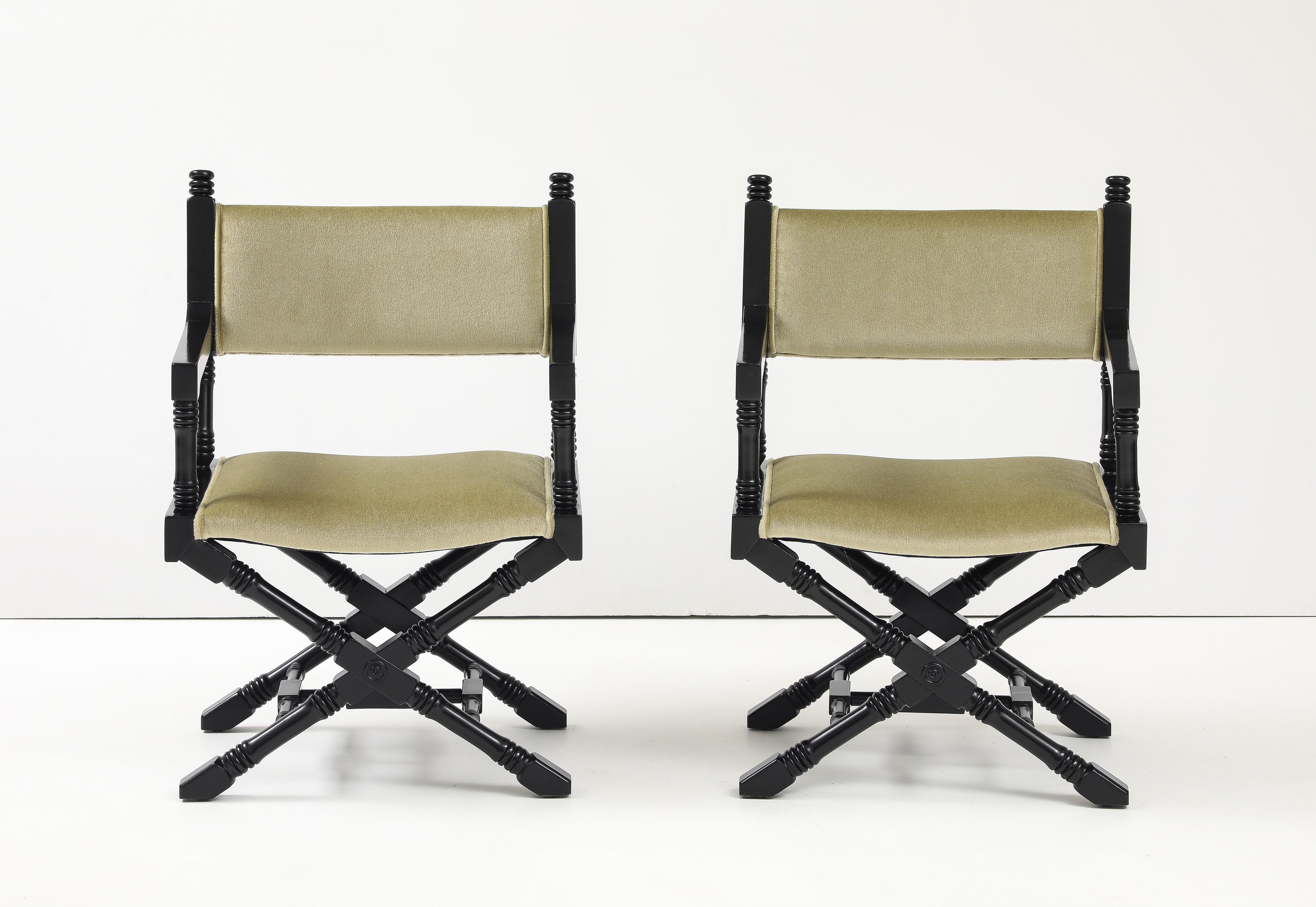Sillones de director con base en X de los años 60, lacados en negro y tapizados en mohair. en venta 6