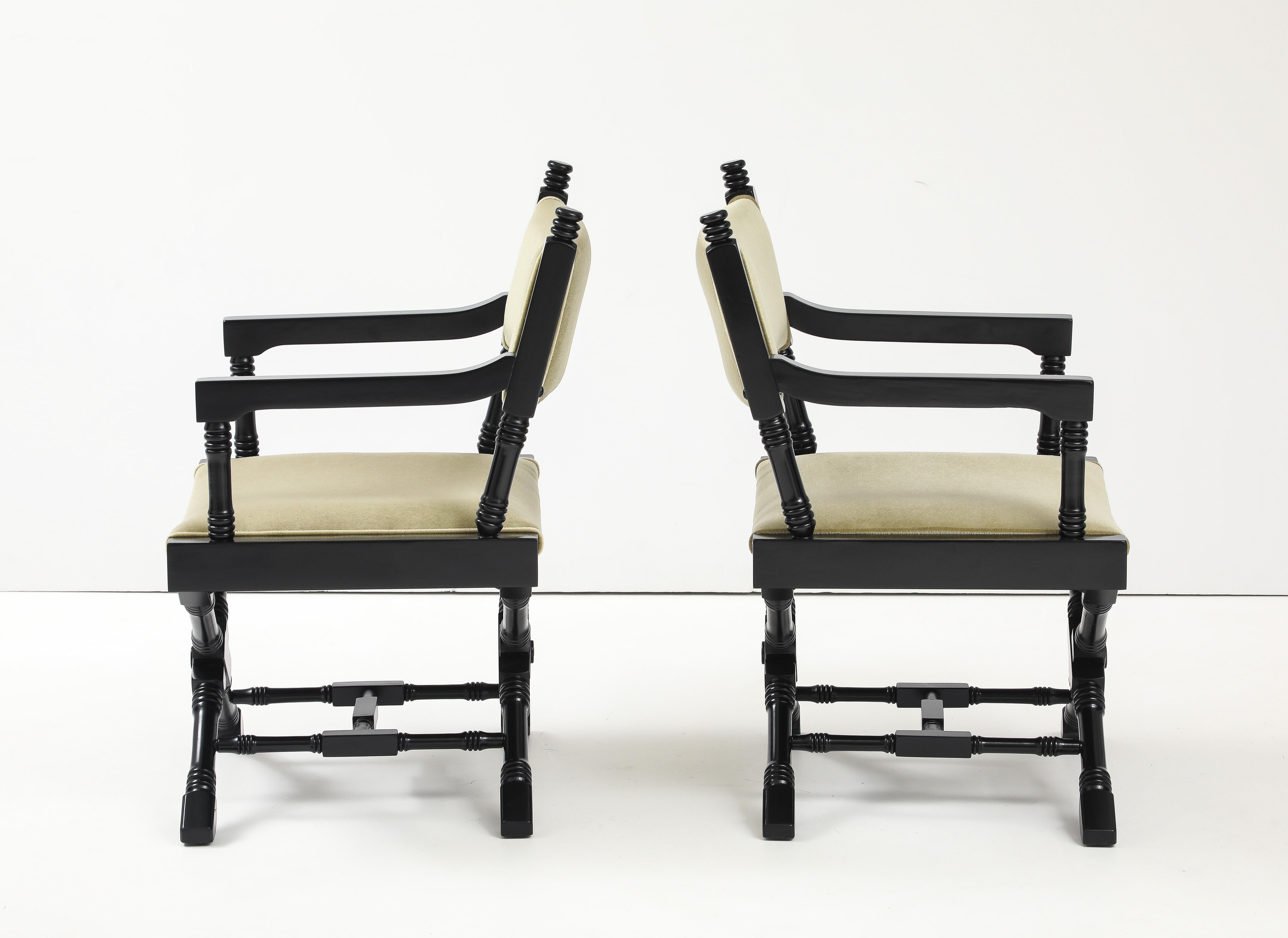 Sillones de director con base en X de los años 60, lacados en negro y tapizados en mohair. en venta 8