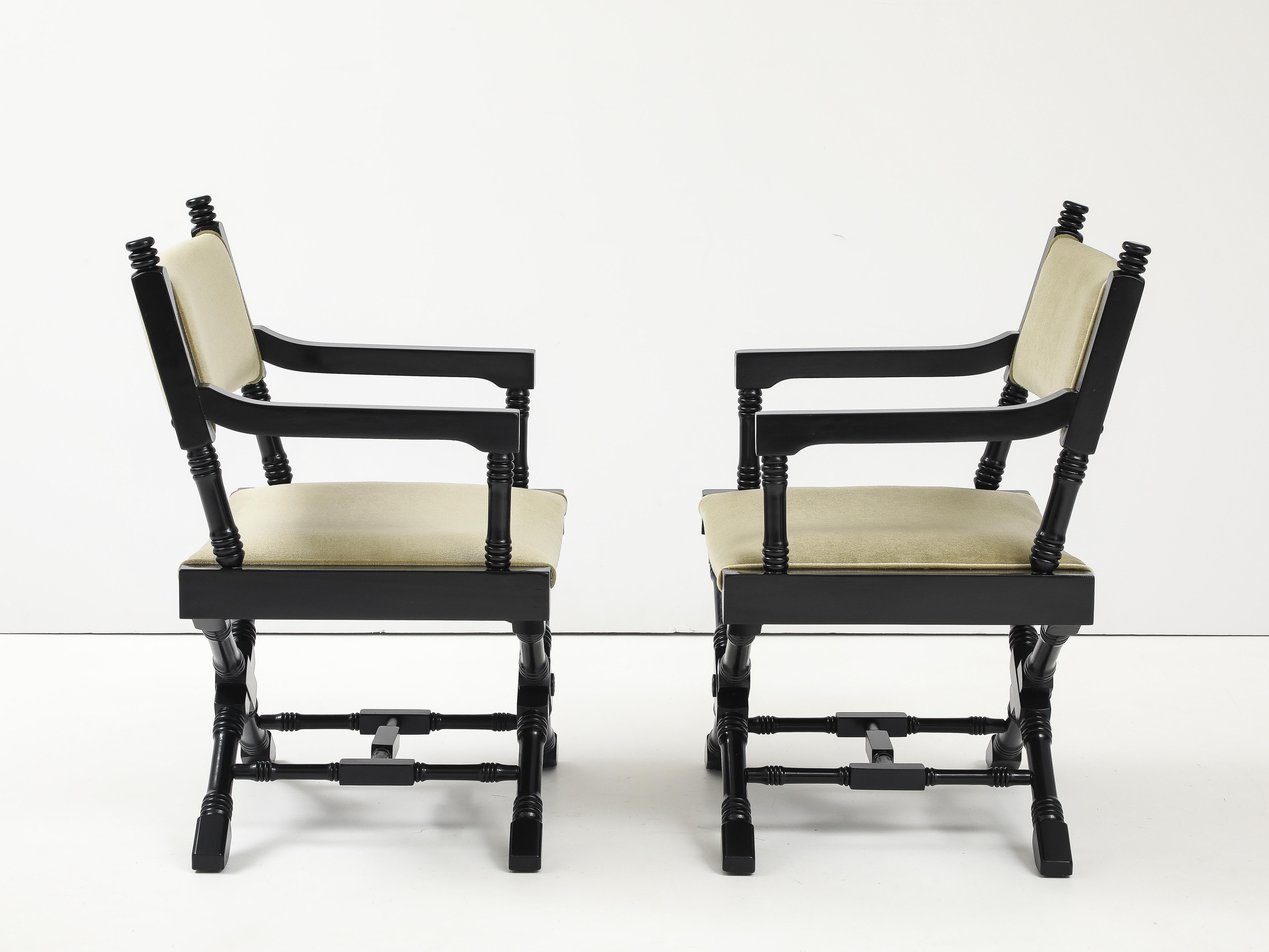 Sillas de director estilo Hollywood regency de los años 60, recién retapizadas en tela de mohair y recién lacadas en negro, con pequeños desgastes y pátinas debidos a la edad y el uso.
