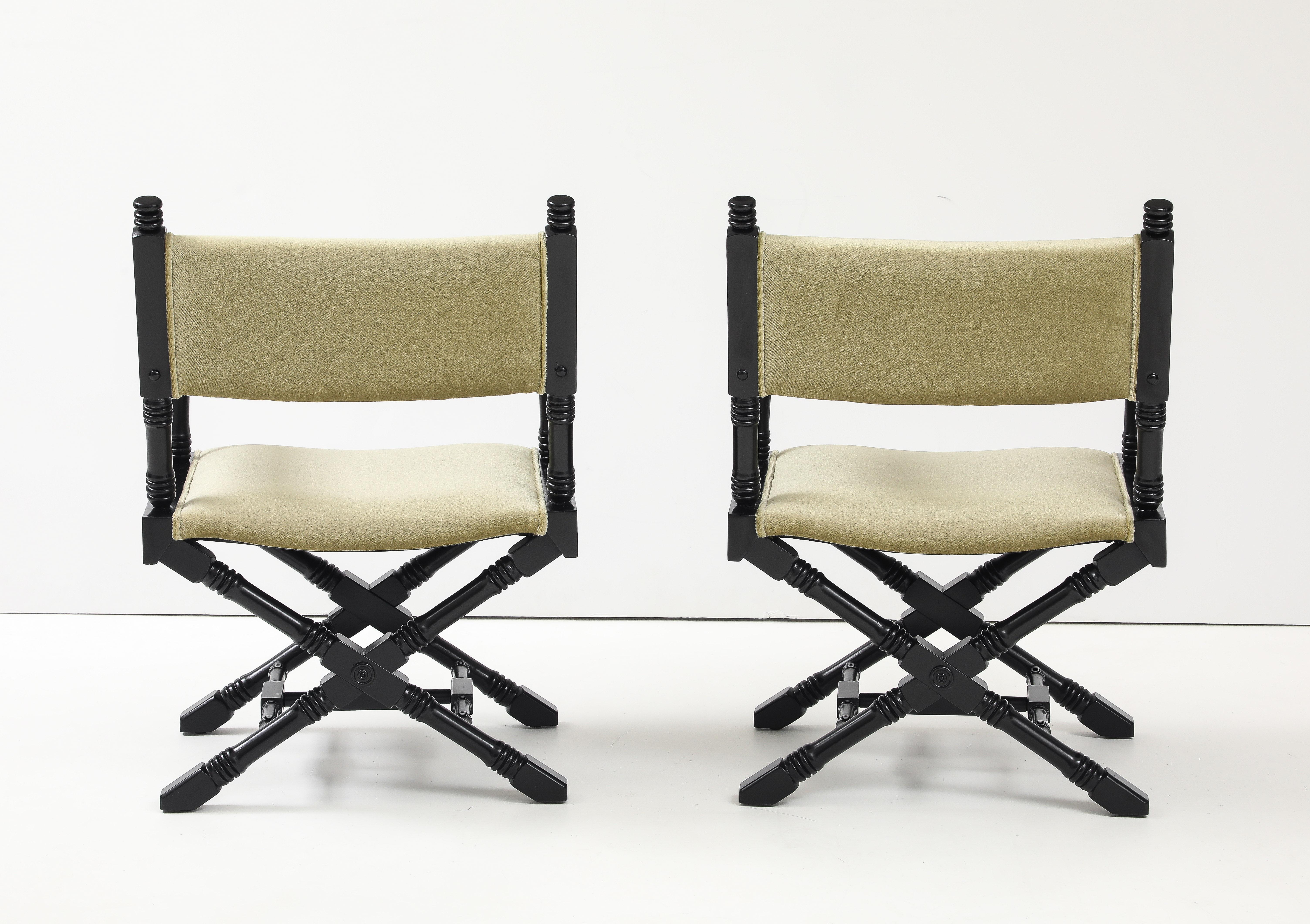 Sillones de director con base en X de los años 60, lacados en negro y tapizados en mohair. Moderno de mediados de siglo en venta