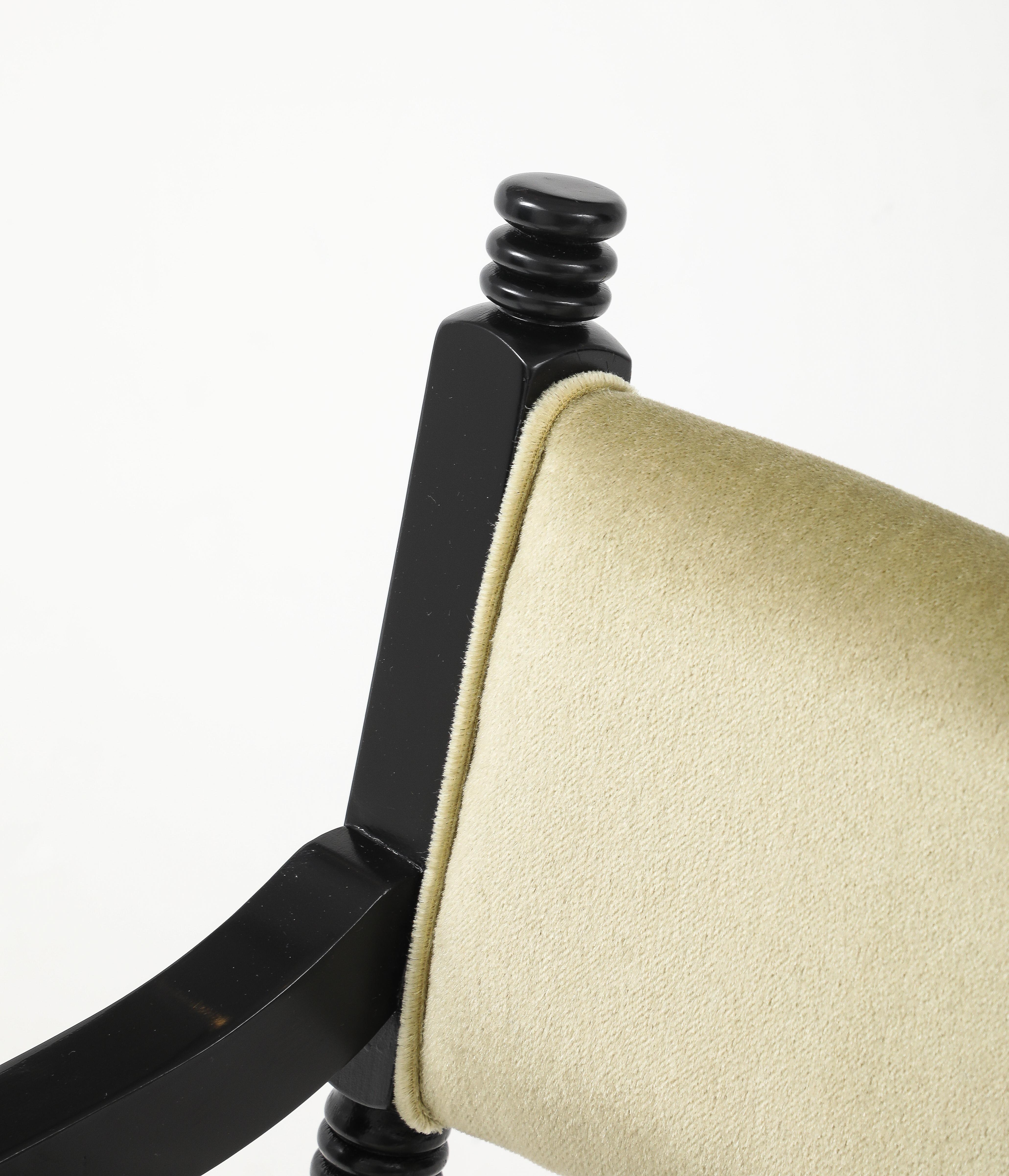 Sillones de director con base en X de los años 60, lacados en negro y tapizados en mohair. Estadounidense en venta