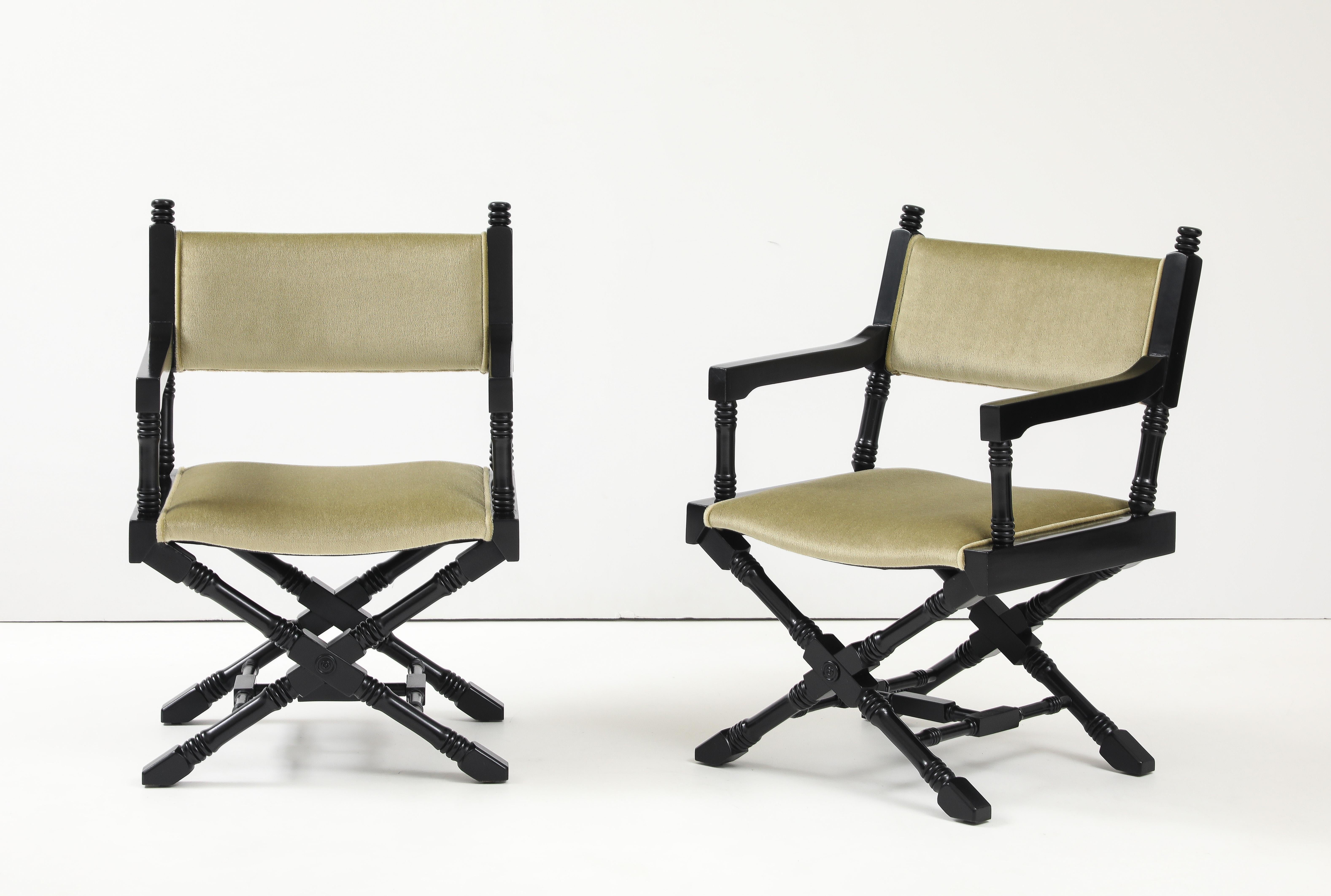 Sillones de director con base en X de los años 60, lacados en negro y tapizados en mohair. en Bueno estado para la venta en New York, NY