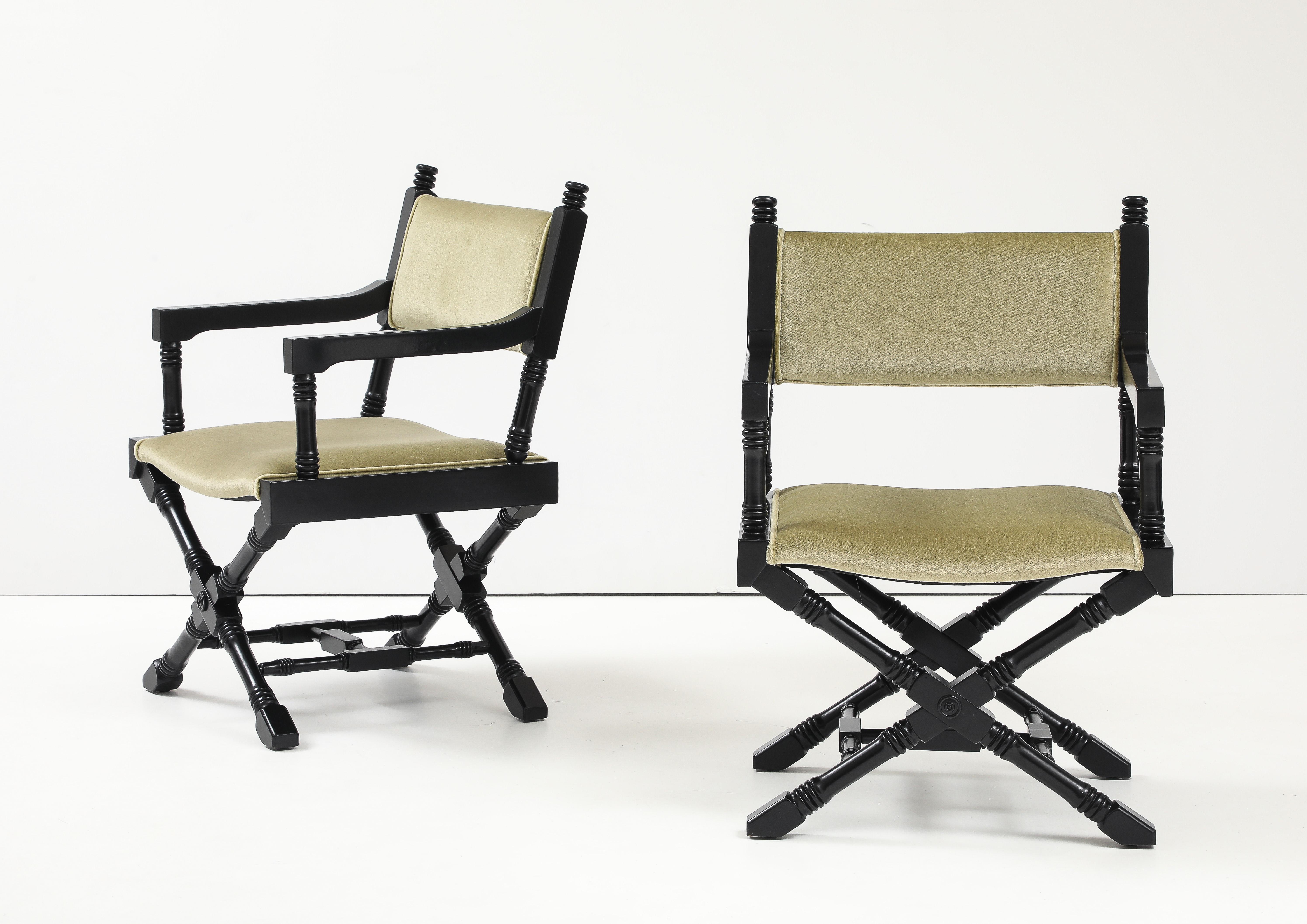 Sillones de director con base en X de los años 60, lacados en negro y tapizados en mohair. mediados del siglo XX en venta
