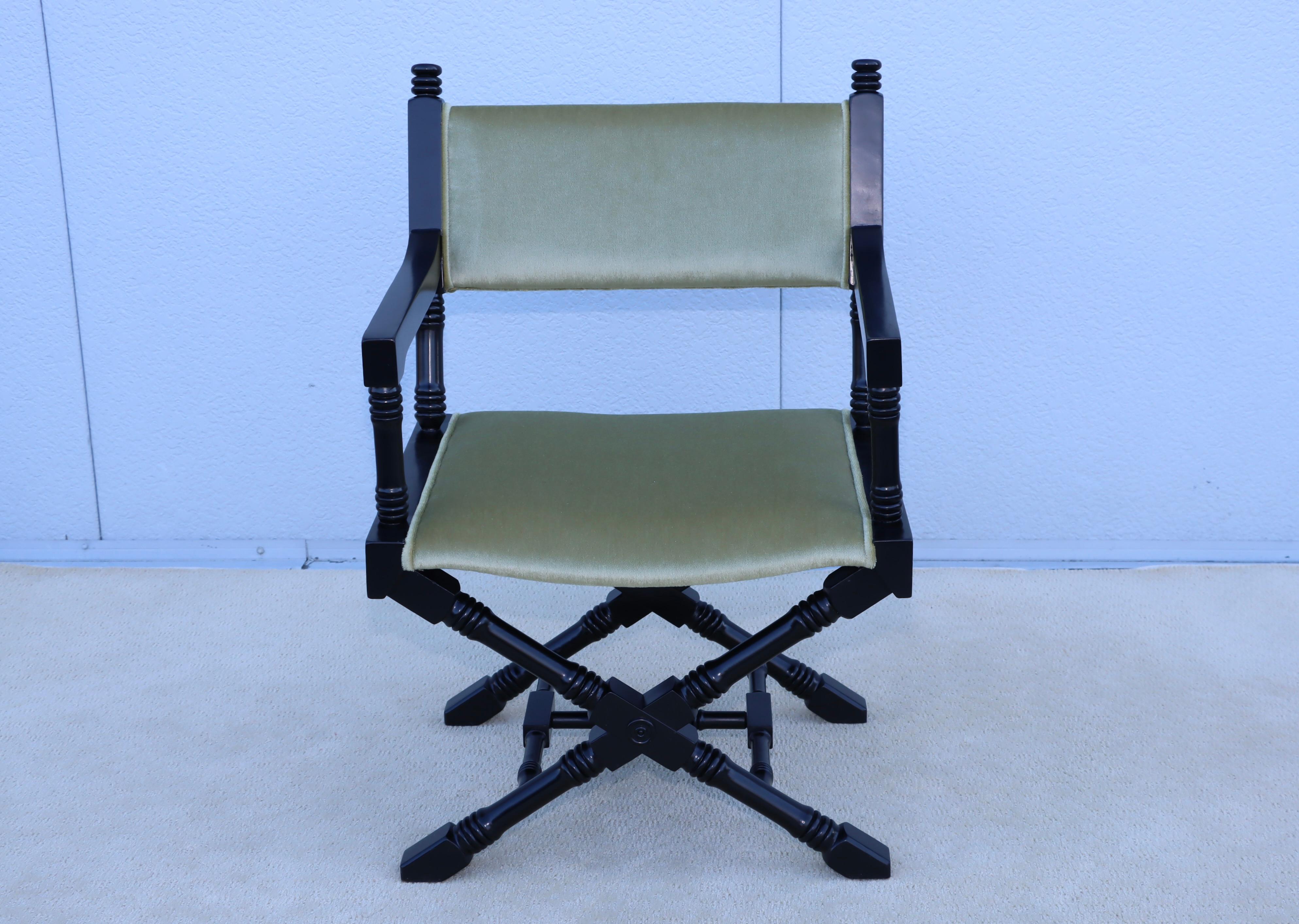 Mohair Sedie da regista a base X in lacca nera degli anni '60 con rivestimento in mohair. in vendita