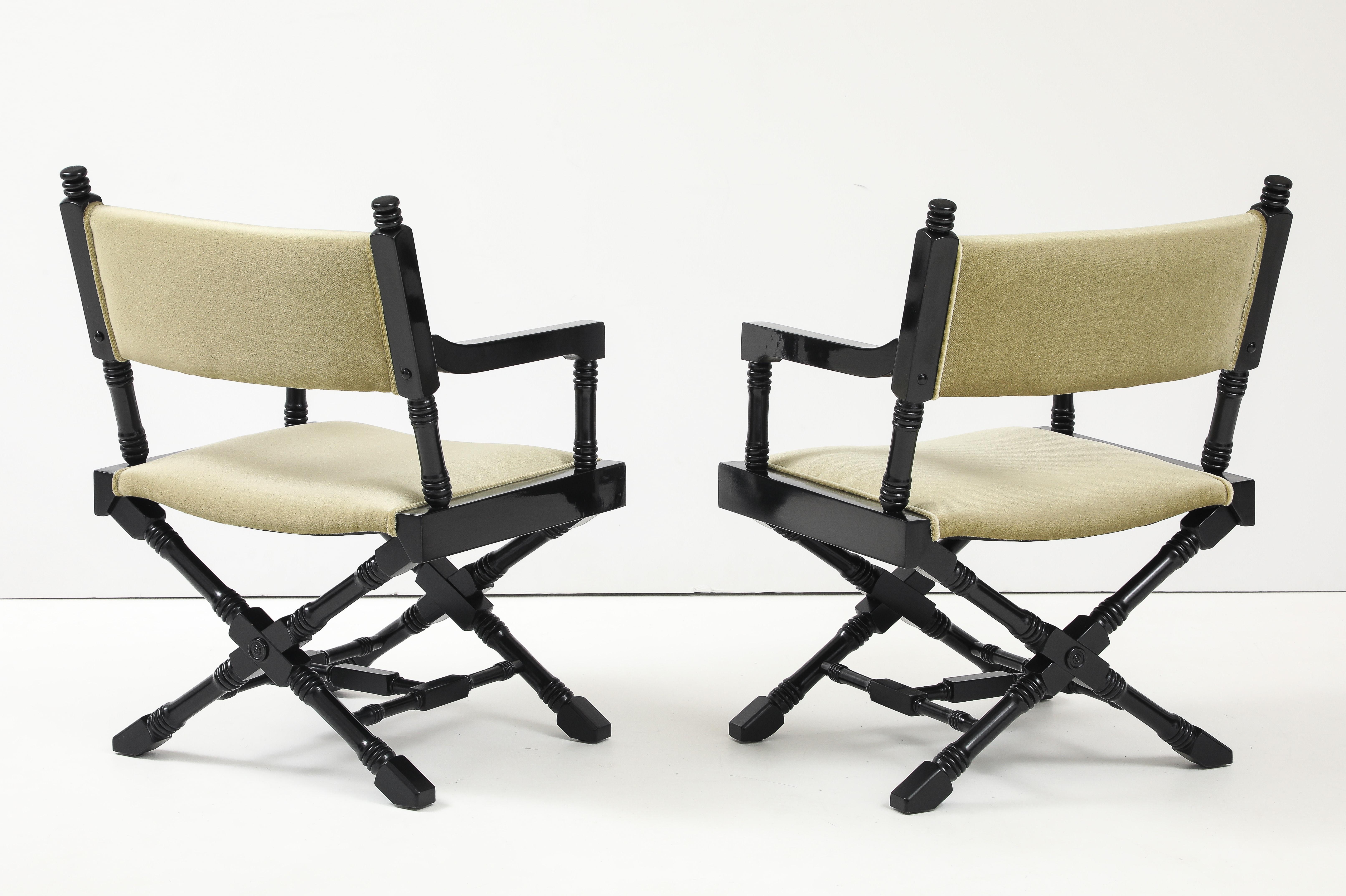 Sillones de director con base en X de los años 60, lacados en negro y tapizados en mohair. Mohair en venta