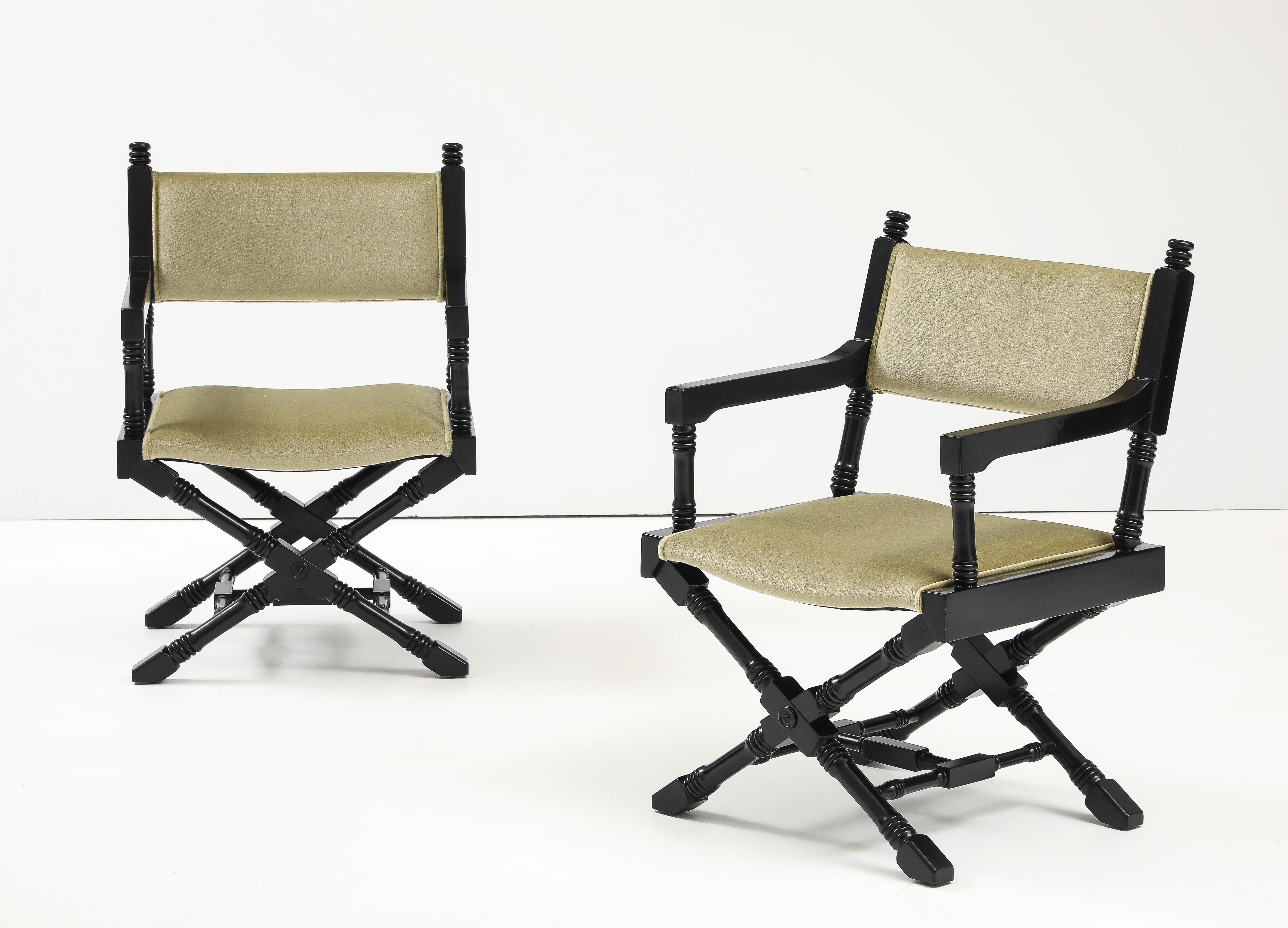 Sillones de director con base en X de los años 60, lacados en negro y tapizados en mohair. en venta 1