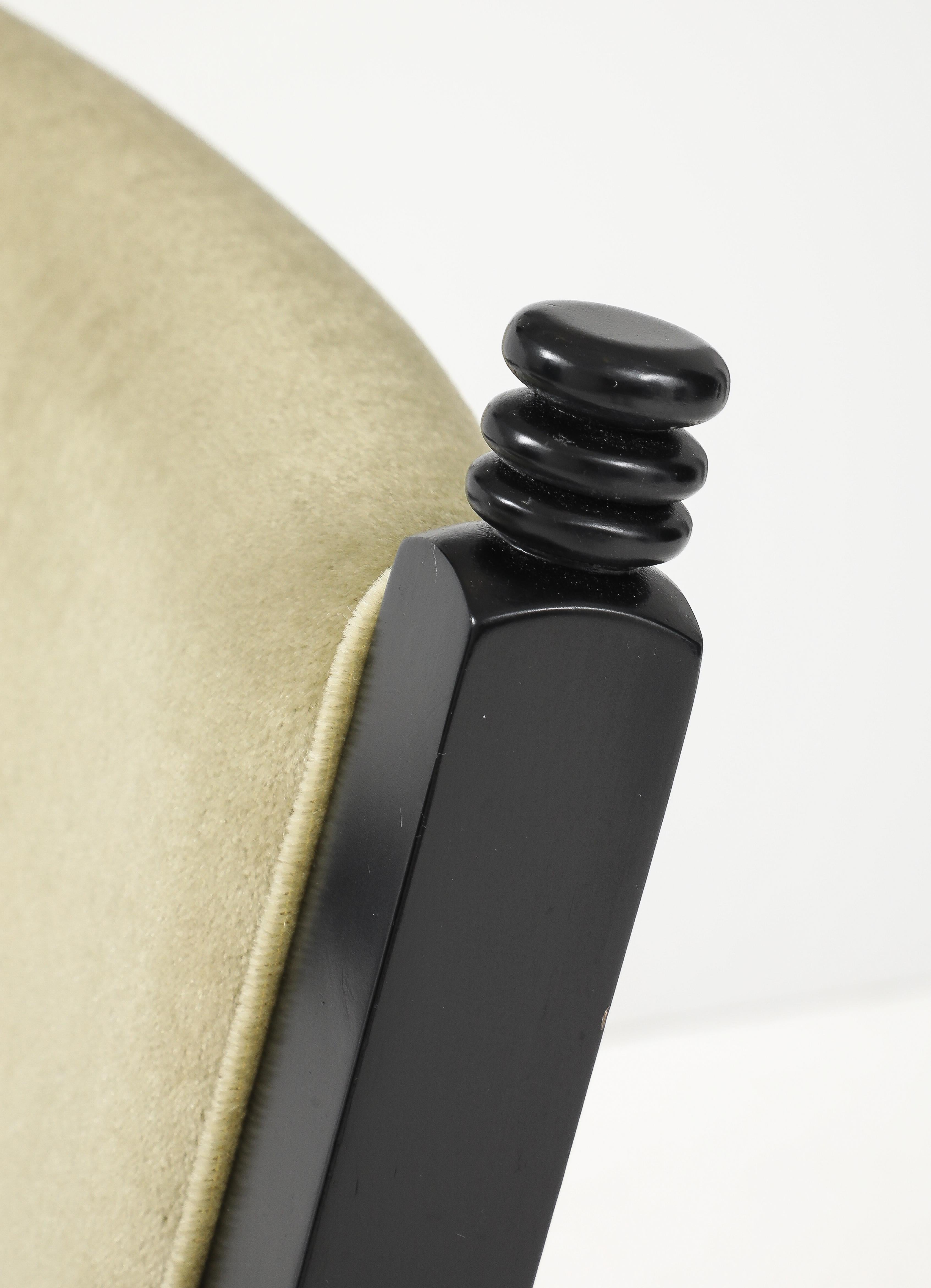 Sillones de director con base en X de los años 60, lacados en negro y tapizados en mohair. en venta 2
