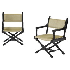 Sillones de director con base en X de los años 60, lacados en negro y tapizados en mohair.