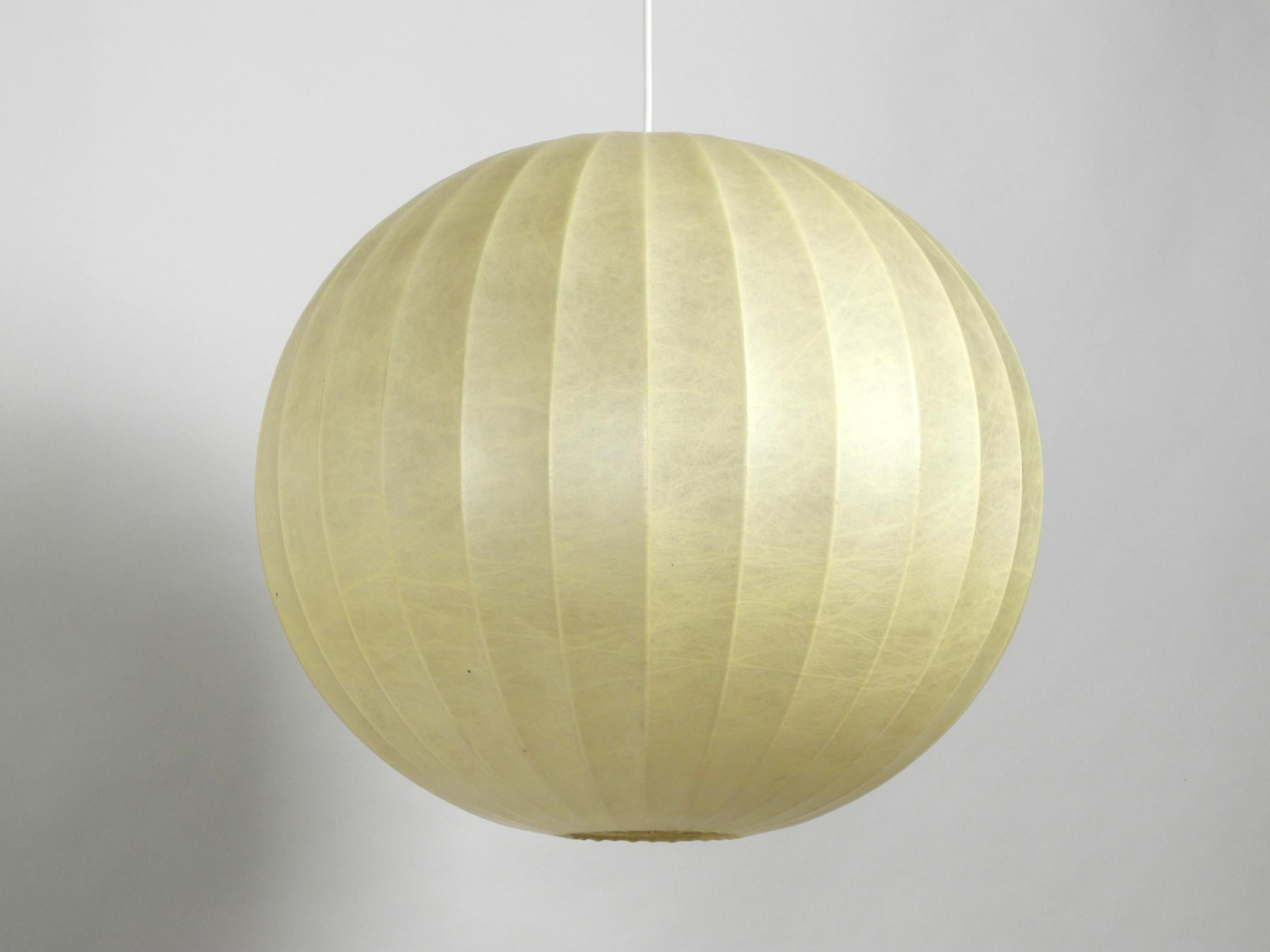 Beautiful 1960s extra extra large cocoon big ball pendant lamp in very good original vintage condition.
Great Minimalist design. Creates a very pleasant warm light.
The shade has no damages. No holes or cracks.
With one E27 original brass socket