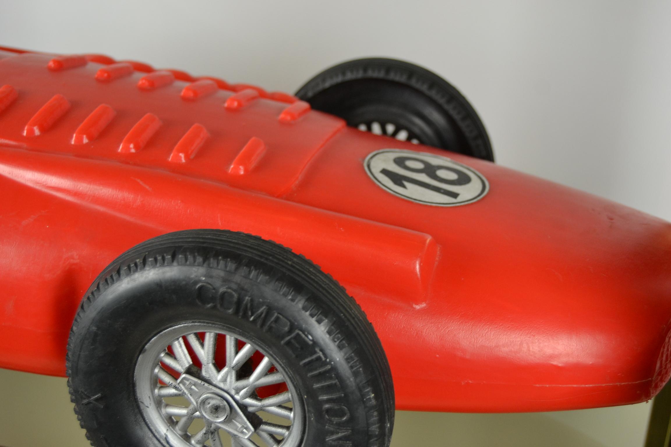 1960er Jahre Extra großes Rennauto Spielzeug mit Fahrer (20. Jahrhundert)