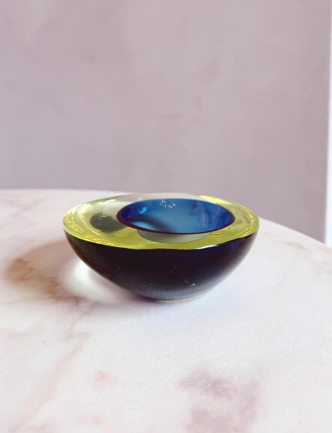 A superb example of a 1960s oval sommerso (submerged glass) blue and yellow Murano glass bowl by the Venetian furnace Cenedese. In good condition with the original stickers intact.