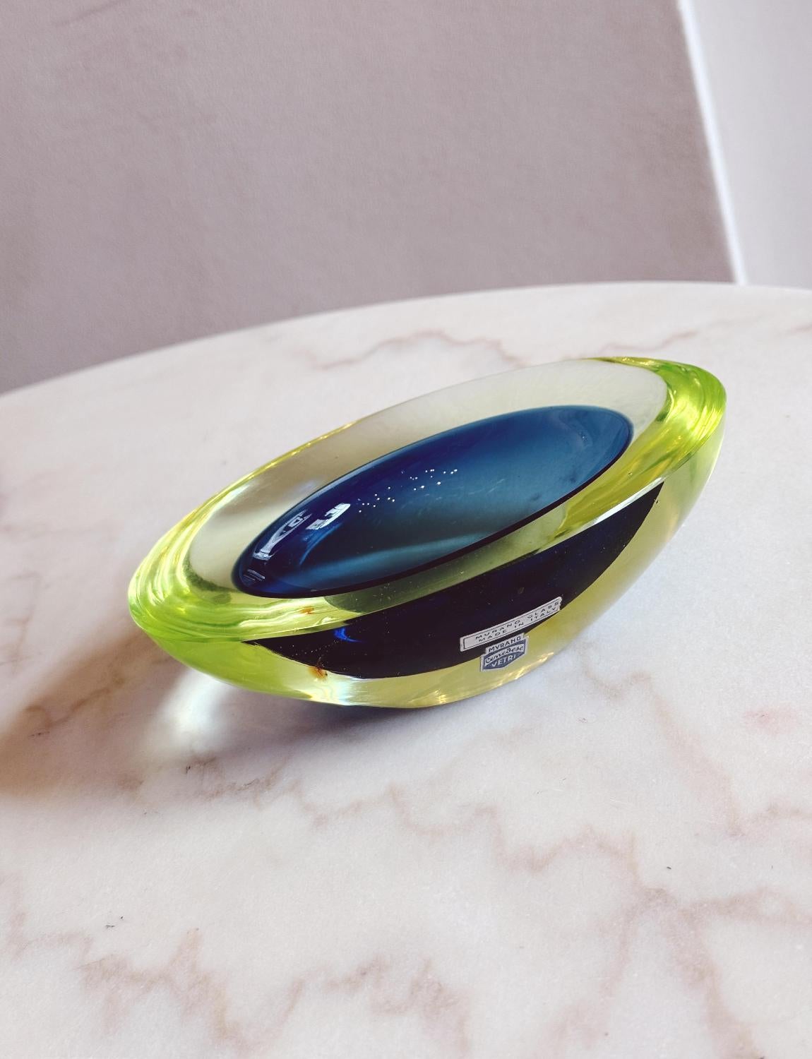 Italian 1960s Yellow and Blue Cenedese Oval Murano glass bowl For Sale