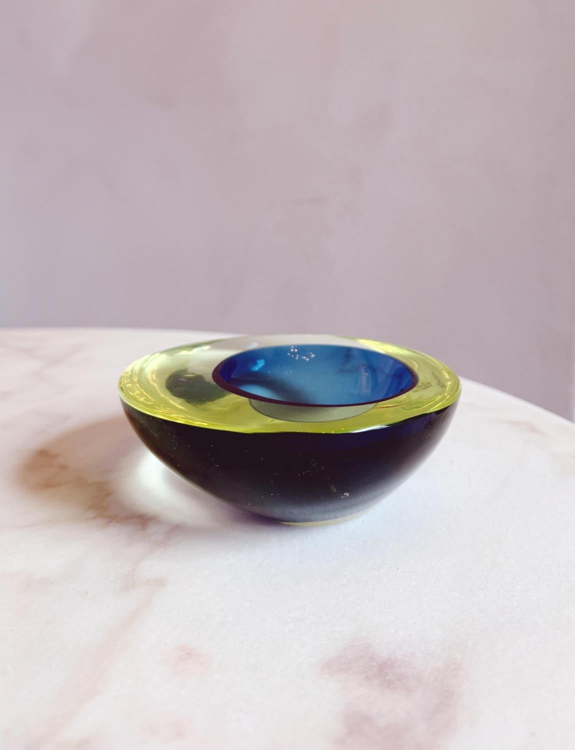 Mid-20th Century 1960s Yellow and Blue Cenedese Oval Murano glass bowl For Sale