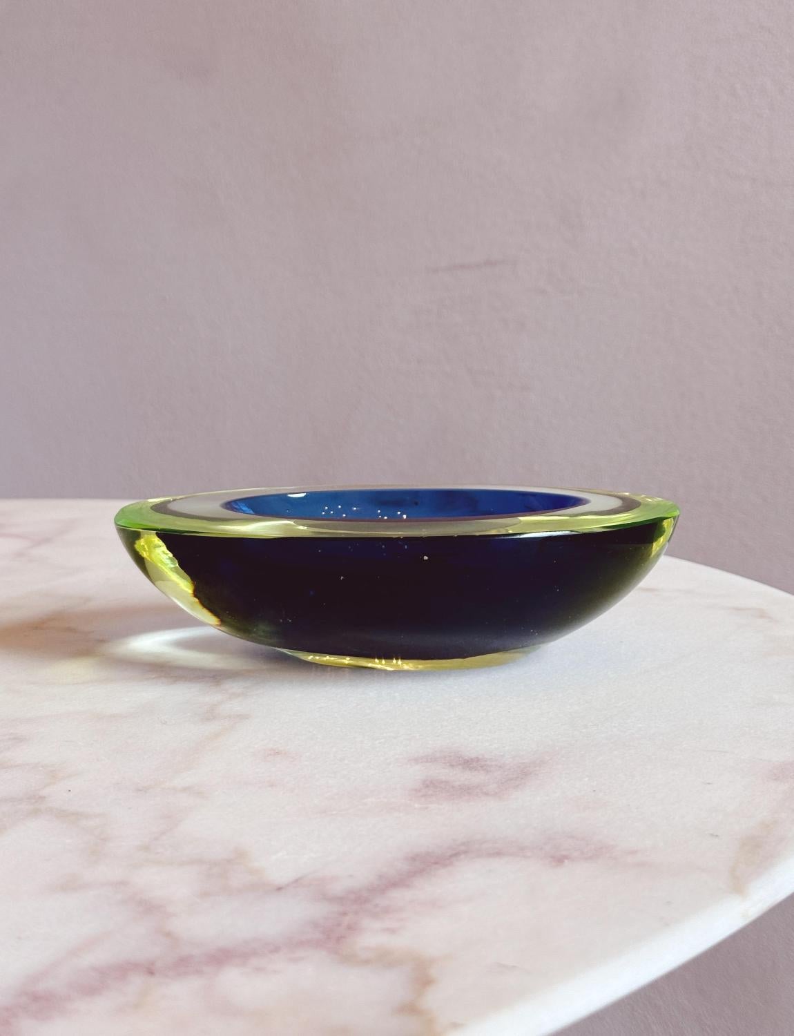 1960s Yellow and Blue Cenedese Oval Murano glass bowl For Sale 1