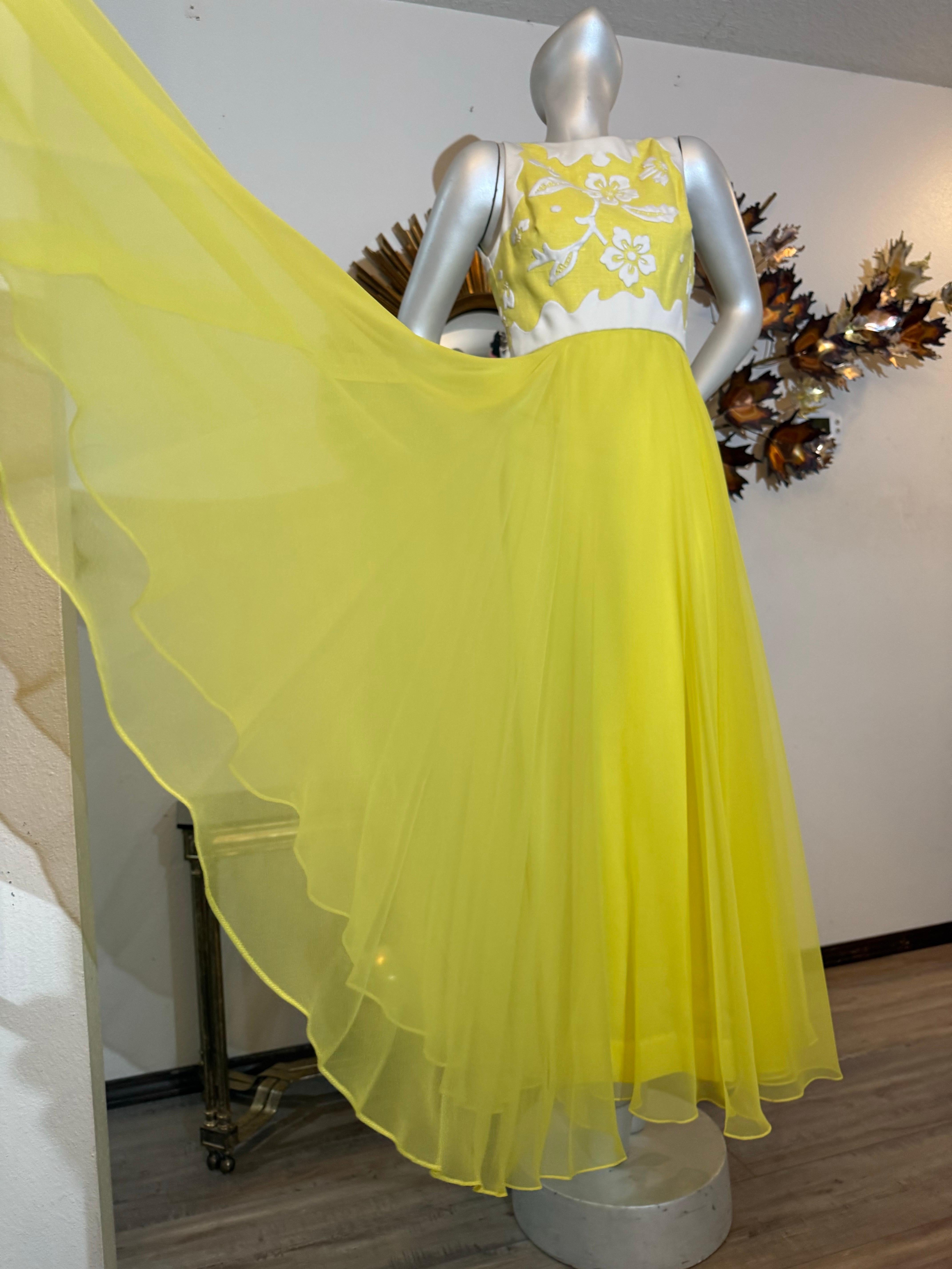 1960s Yellow Chiffon Maxi Dress w White Floral Patterned Bodice in Matelessé en vente 5
