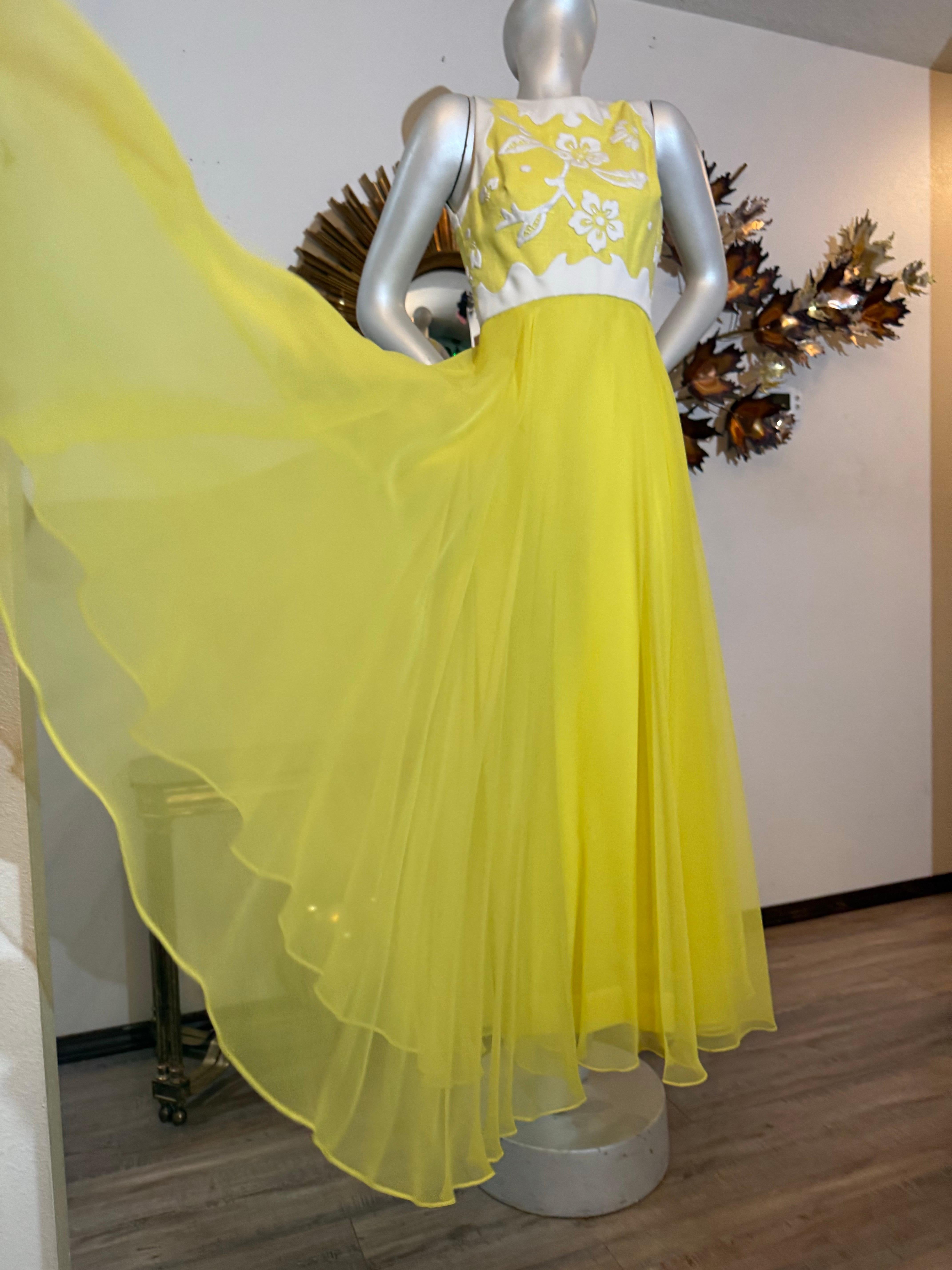 1960s Yellow Chiffon Maxi Dress w White Floral Patterned Bodice in Matelessé en vente 6