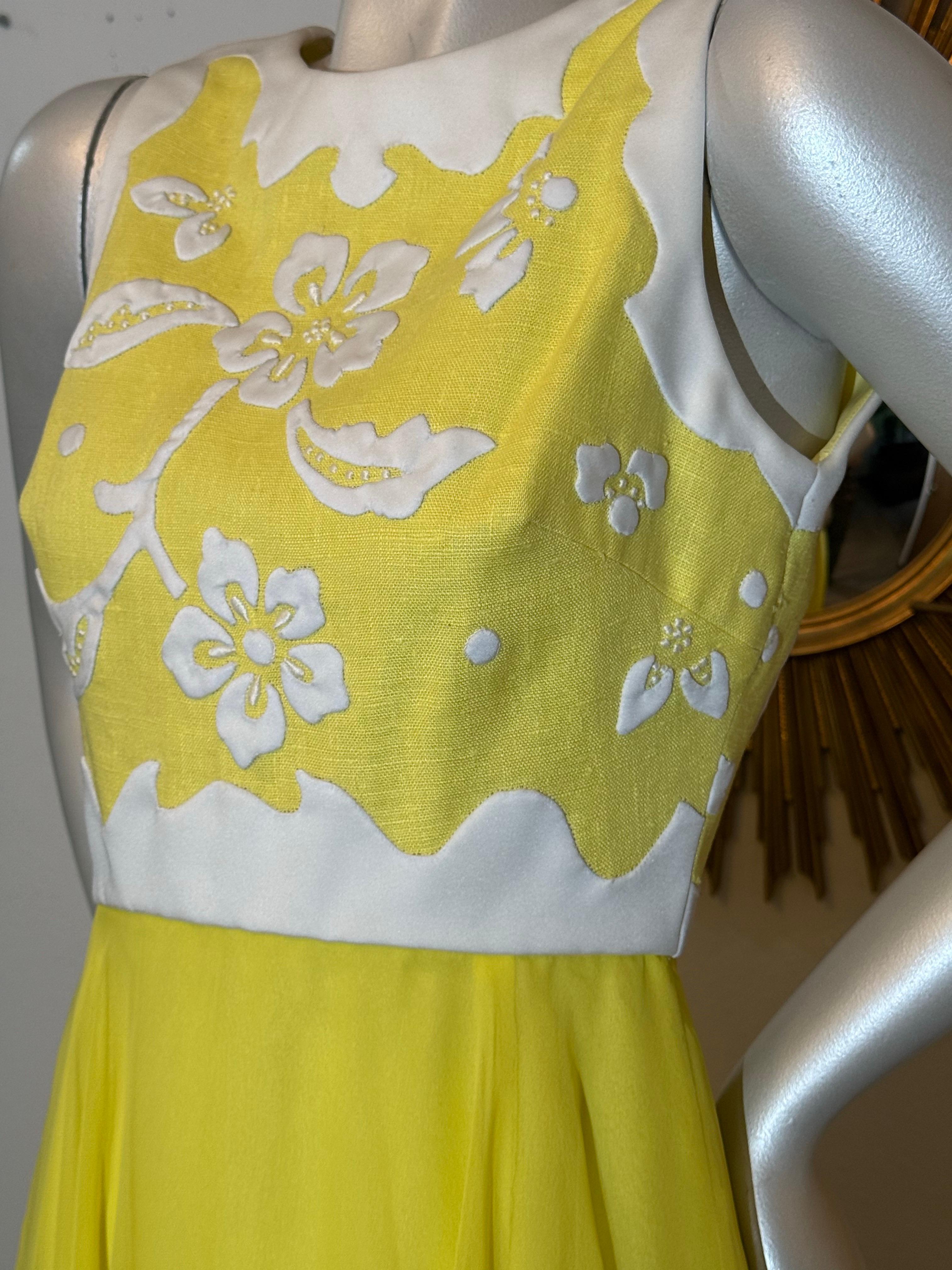 1960s Yellow Chiffon Maxi Dress w White Floral Patterned Bodice in Matelessé en vente 12