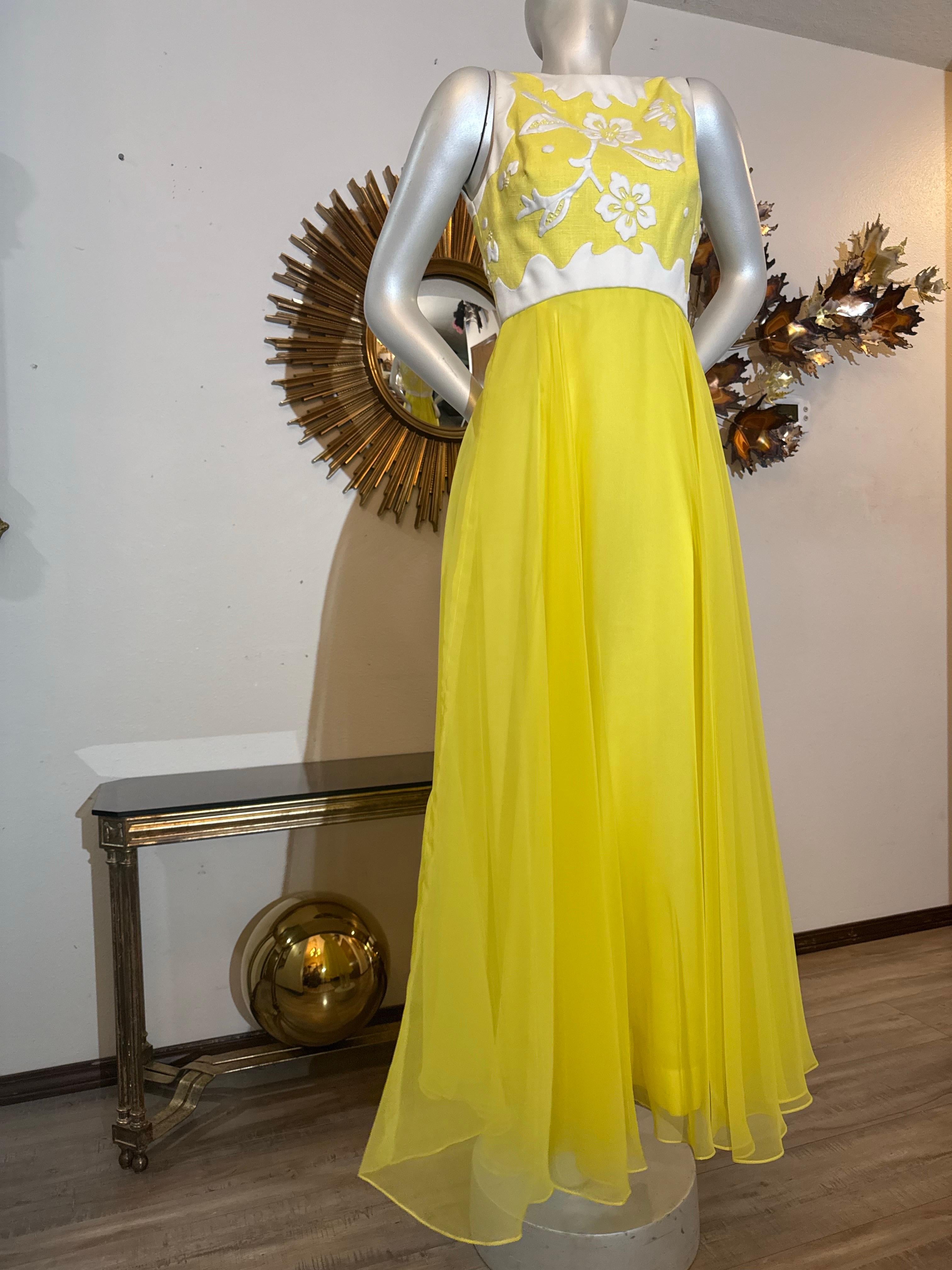 Marron 1960s Yellow Chiffon Maxi Dress w White Floral Patterned Bodice in Matelessé en vente