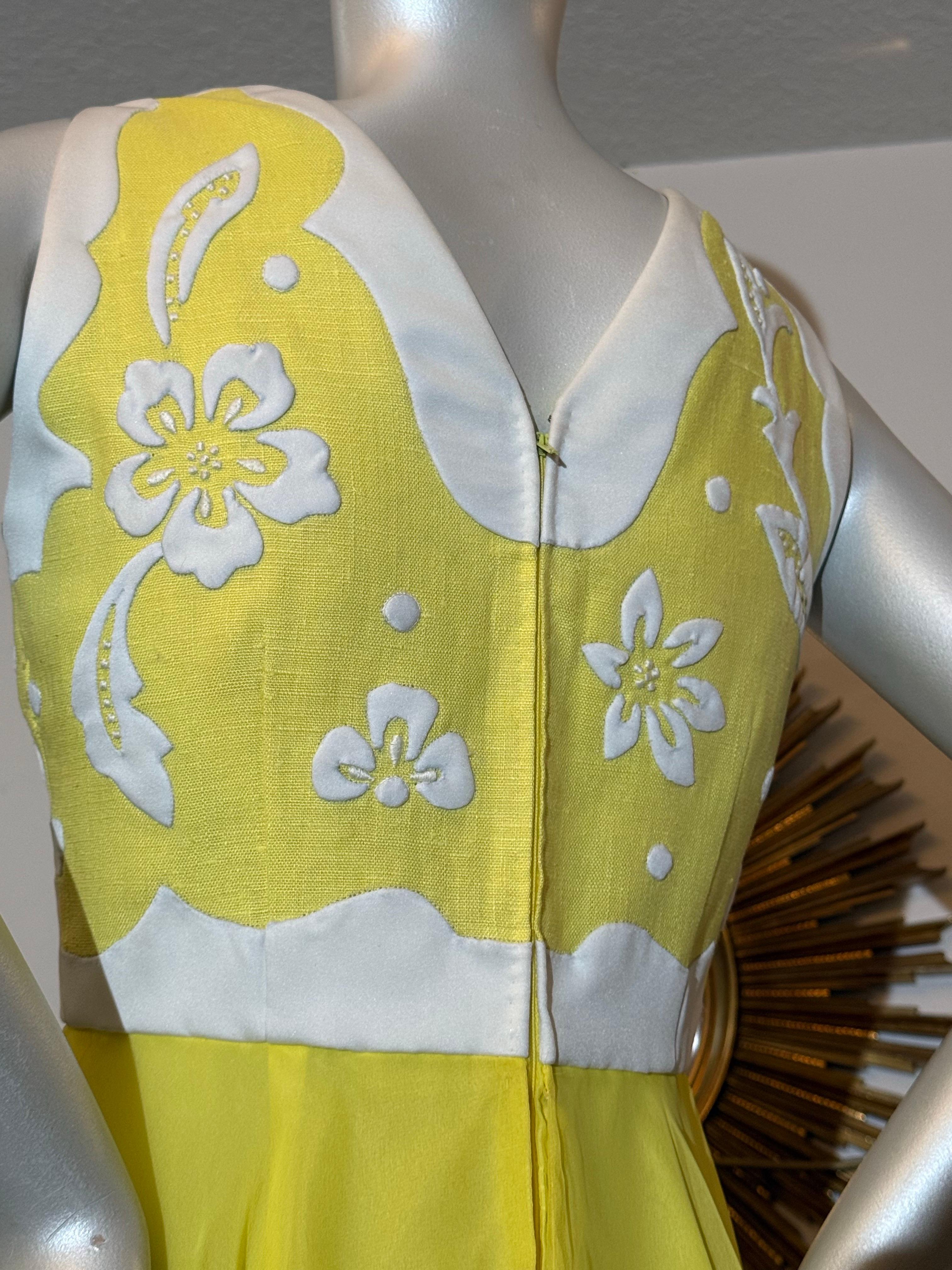 1960s Yellow Chiffon Maxi Dress w White Floral Patterned Bodice in Matelessé Excellent état - En vente à Gresham, OR