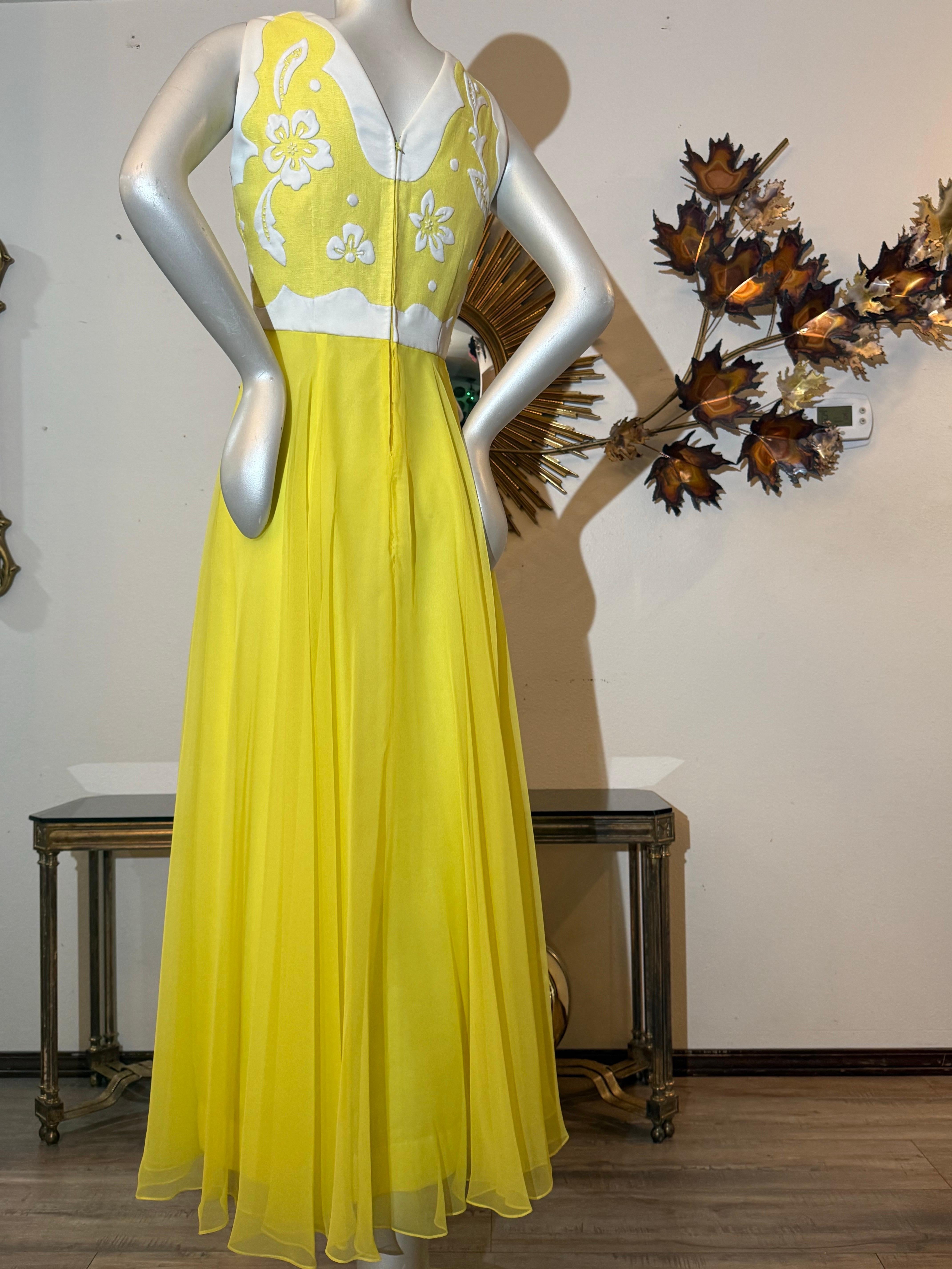 1960s Yellow Chiffon Maxi Dress w White Floral Patterned Bodice in Matelessé Pour femmes en vente