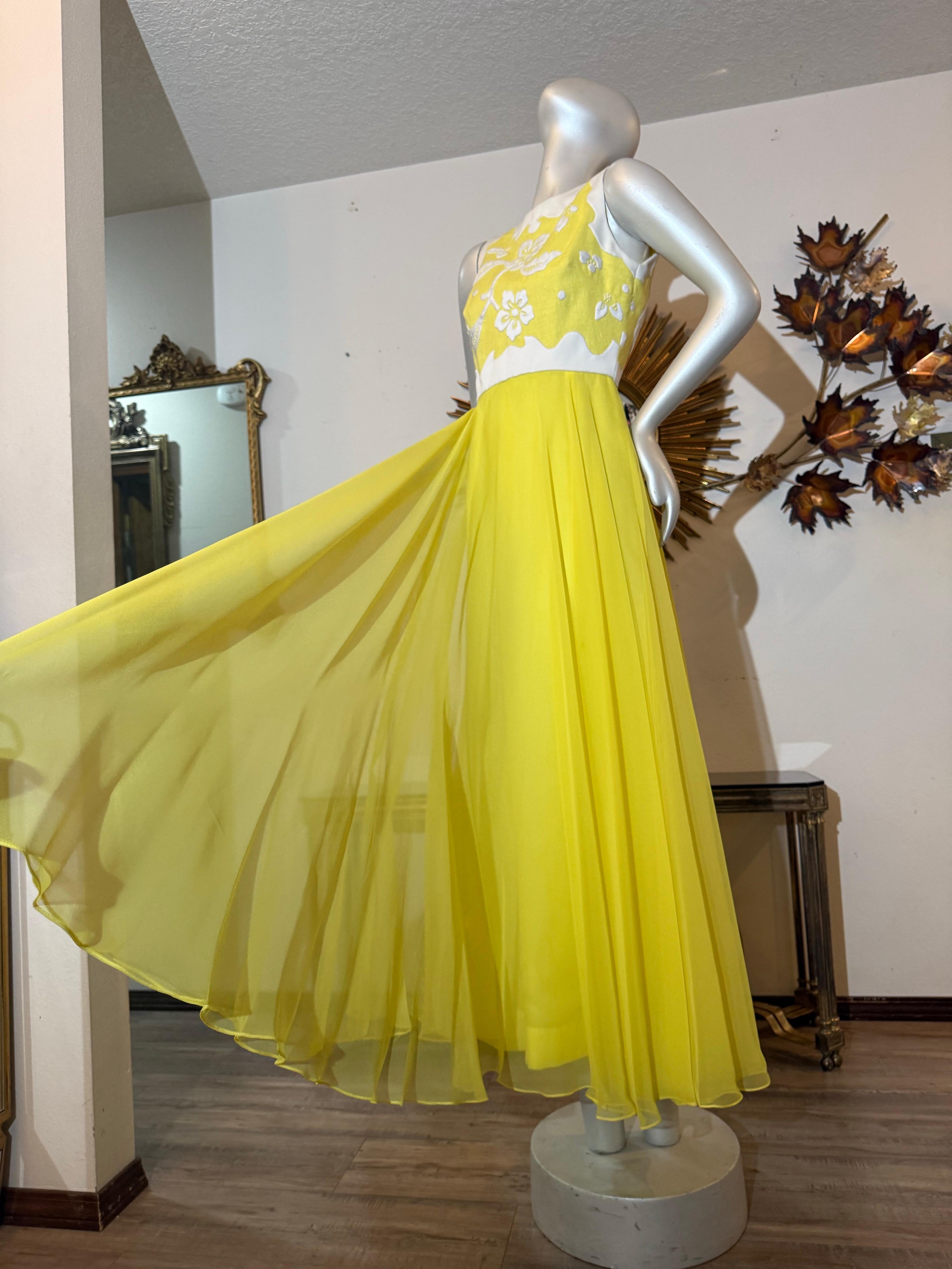 1960s Yellow Chiffon Maxi Dress w White Floral Patterned Bodice in Matelessé en vente 1