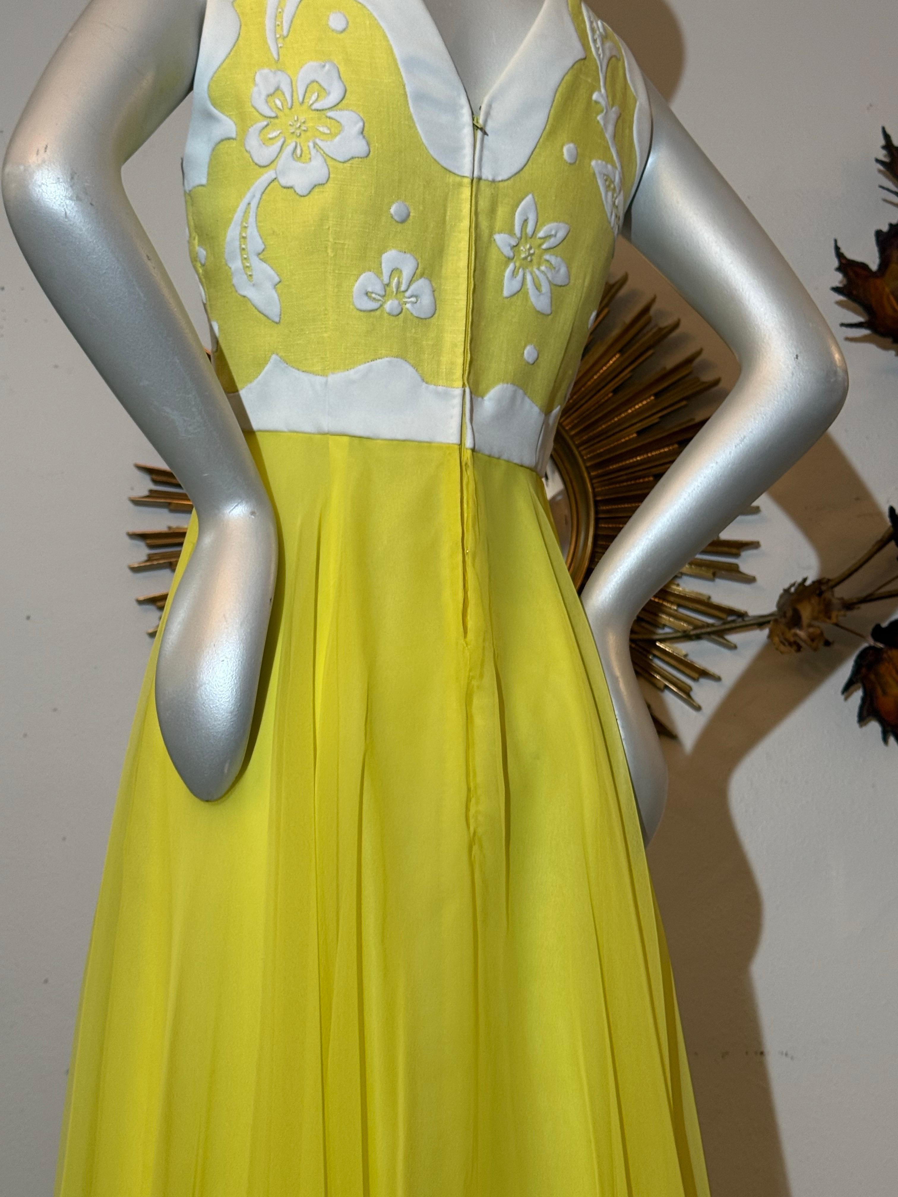 1960s Yellow Chiffon Maxi Dress w White Floral Patterned Bodice in Matelessé en vente 2