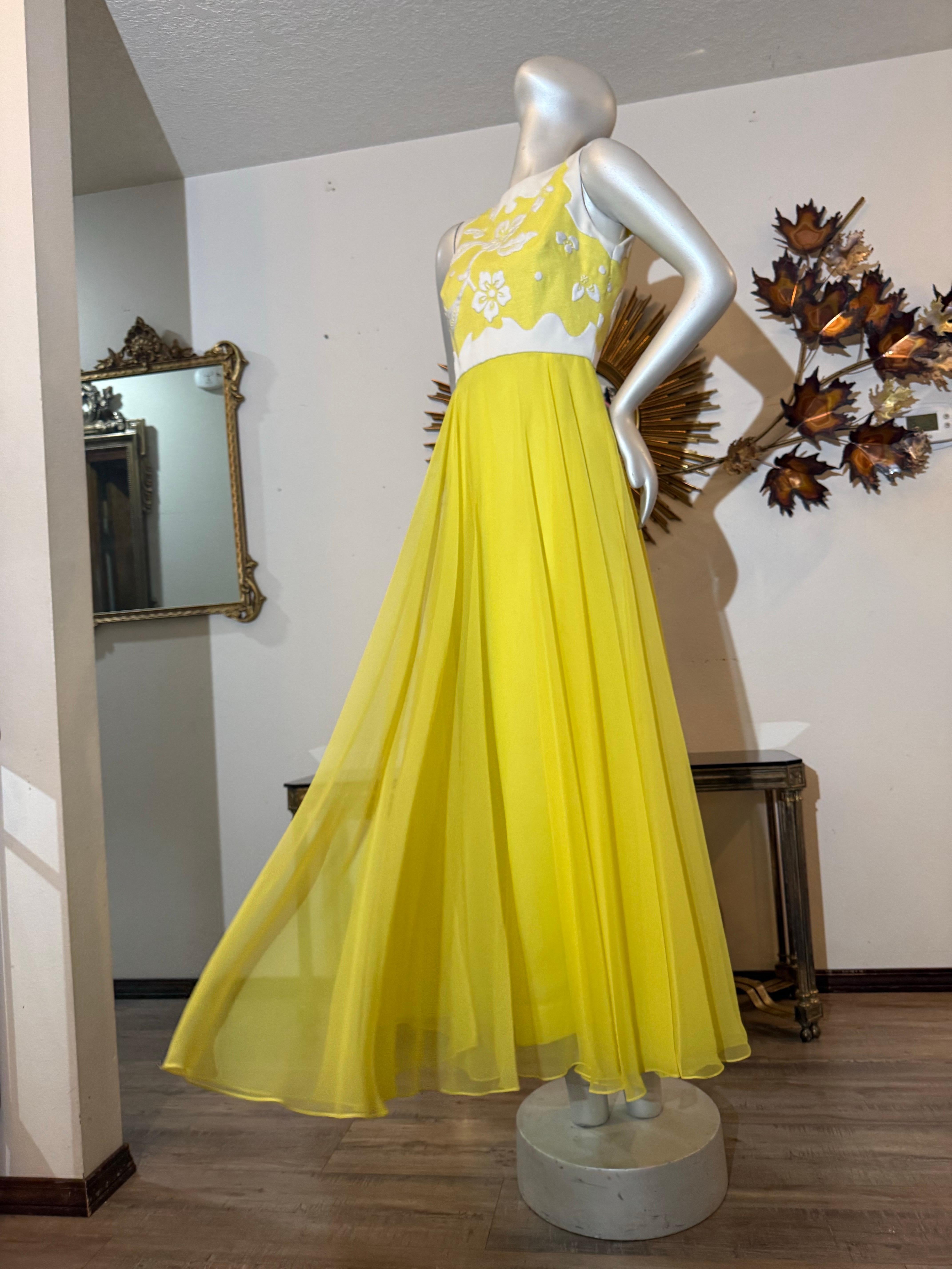 1960s Yellow Chiffon Maxi Dress w White Floral Patterned Bodice in Matelessé en vente 3