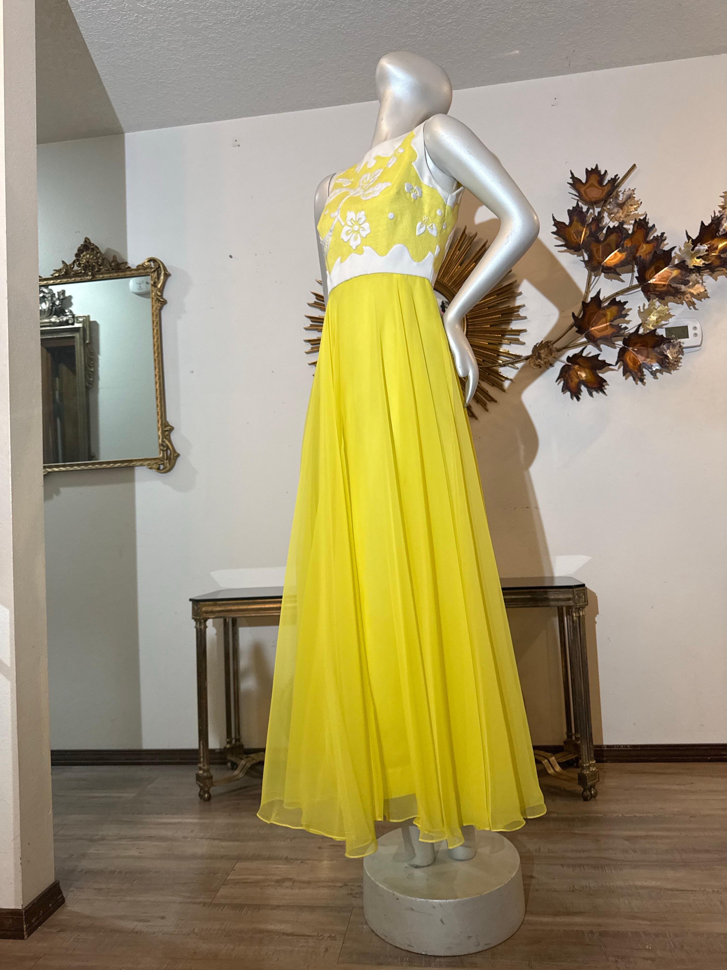 1960s Yellow Chiffon Maxi Dress w White Floral Patterned Bodice in Matelessé en vente 4