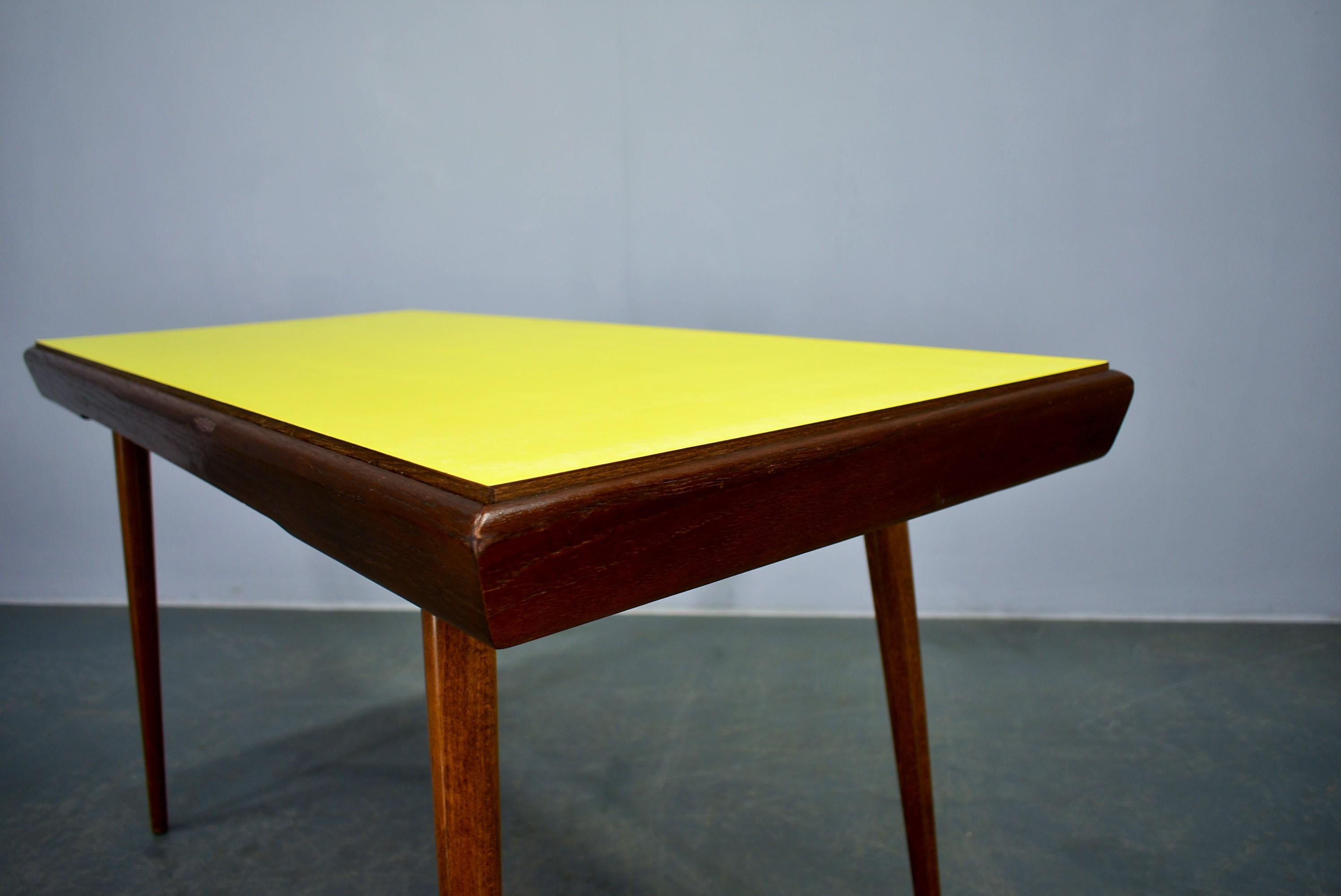 Table basse jaune des années 1960, Tchèque en vente 5