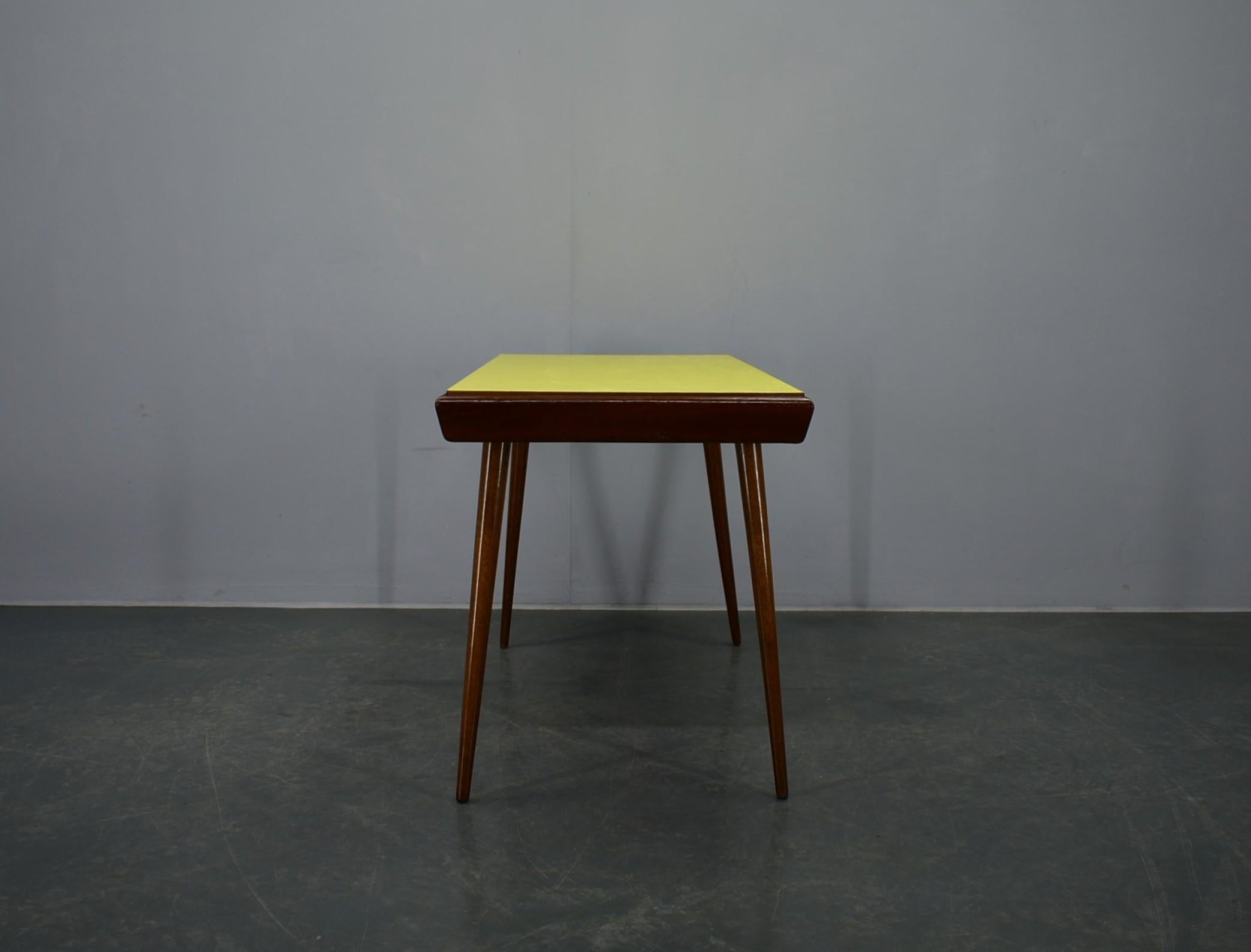 Table basse jaune des années 1960, Tchèque en vente 7