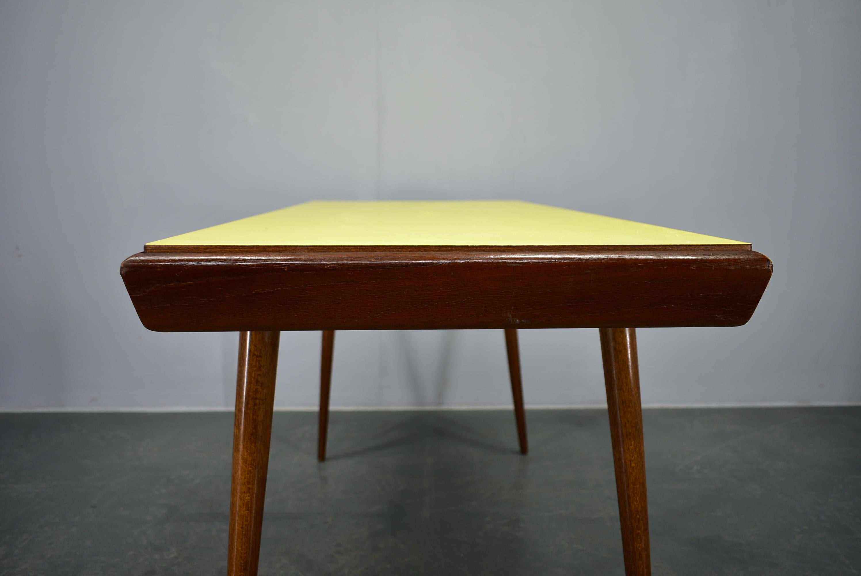 Table basse jaune des années 1960, Tchèque en vente 8
