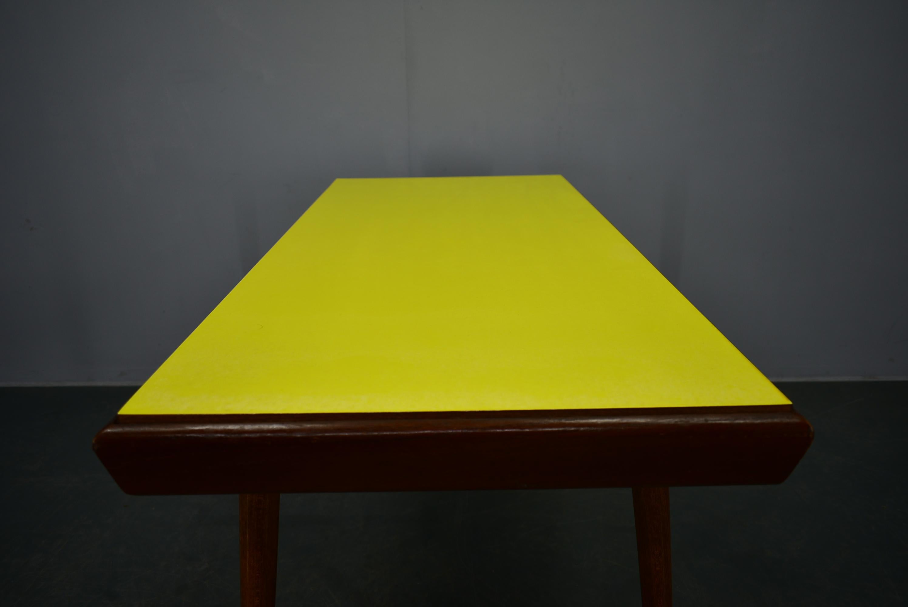 Table basse jaune des années 1960, Tchèque en vente 9