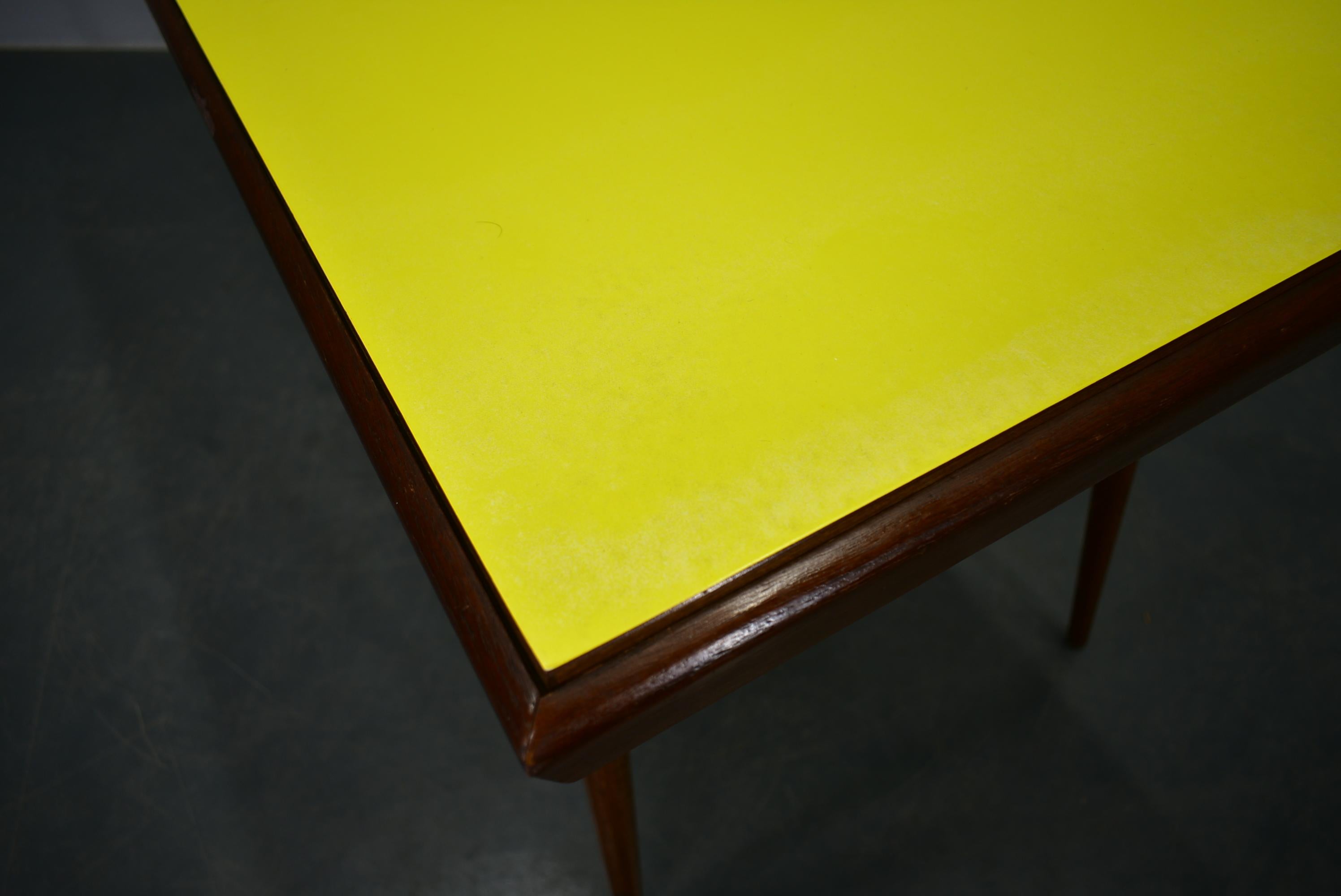 Table basse jaune des années 1960, Tchèque en vente 10