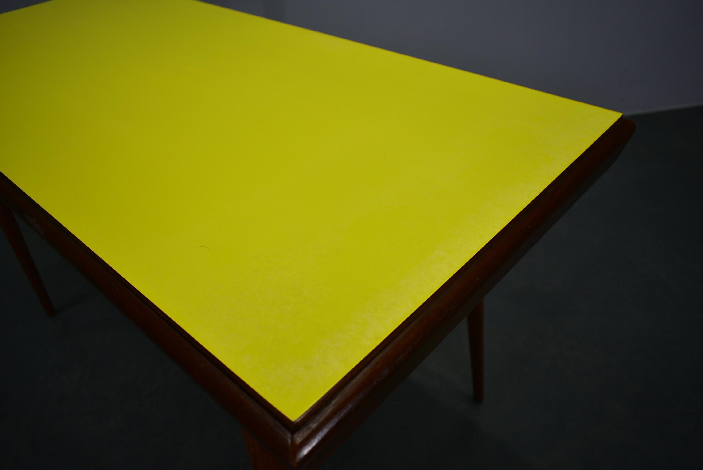 Table basse jaune des années 1960, Tchèque en vente 11