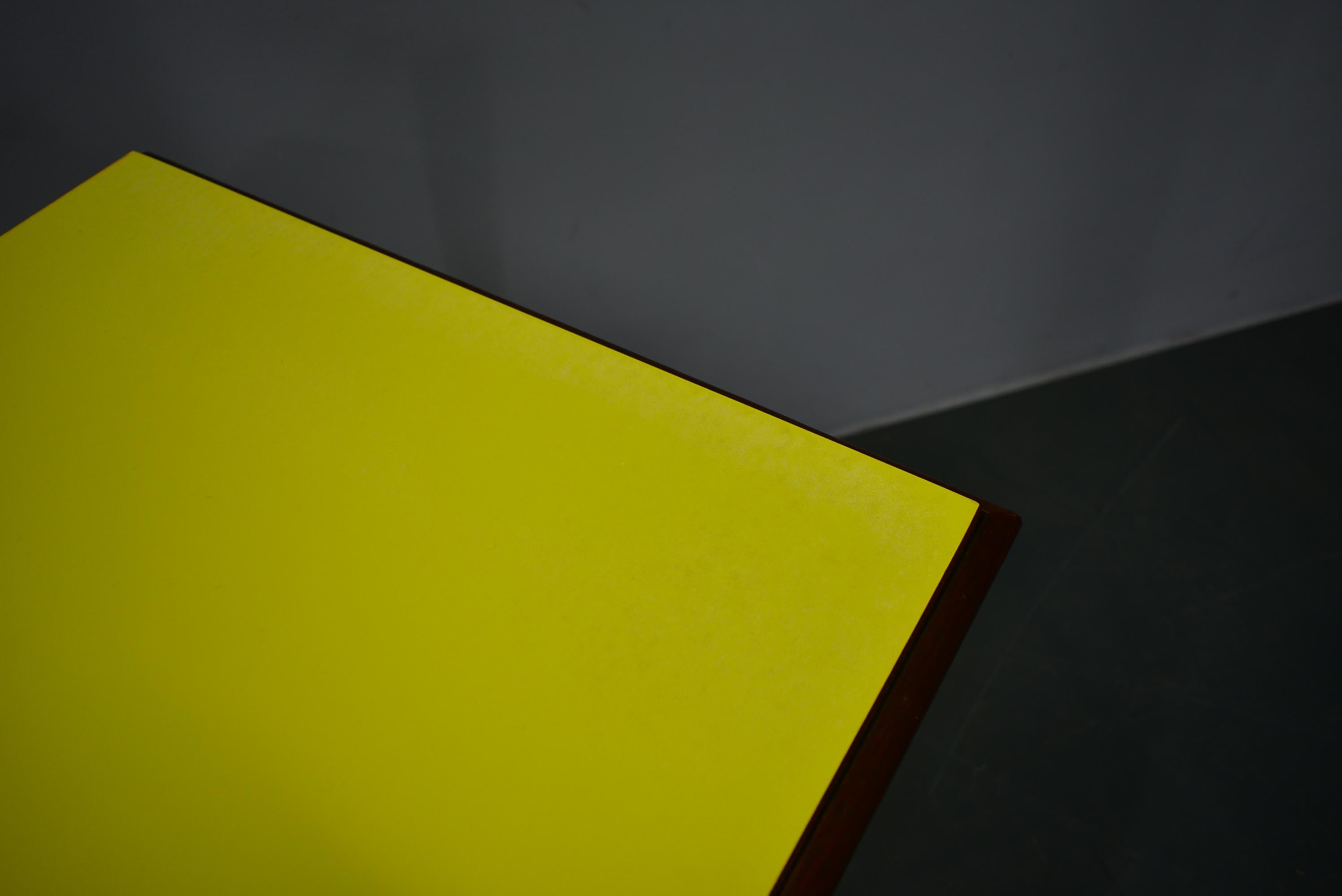 Mid-Century Modern Table basse jaune des années 1960, Tchèque en vente