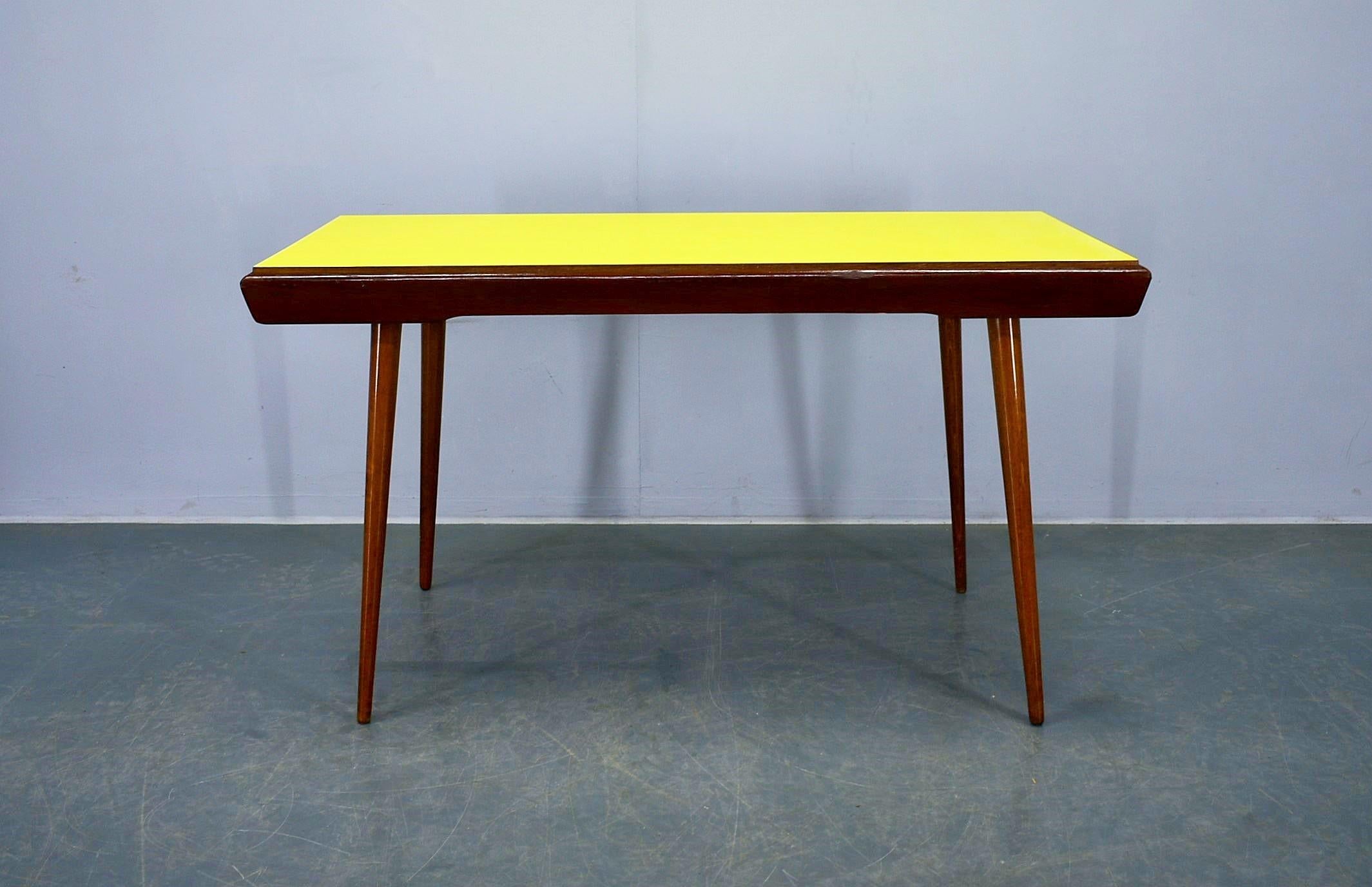 Milieu du XXe siècle Table basse jaune des années 1960, Tchèque en vente