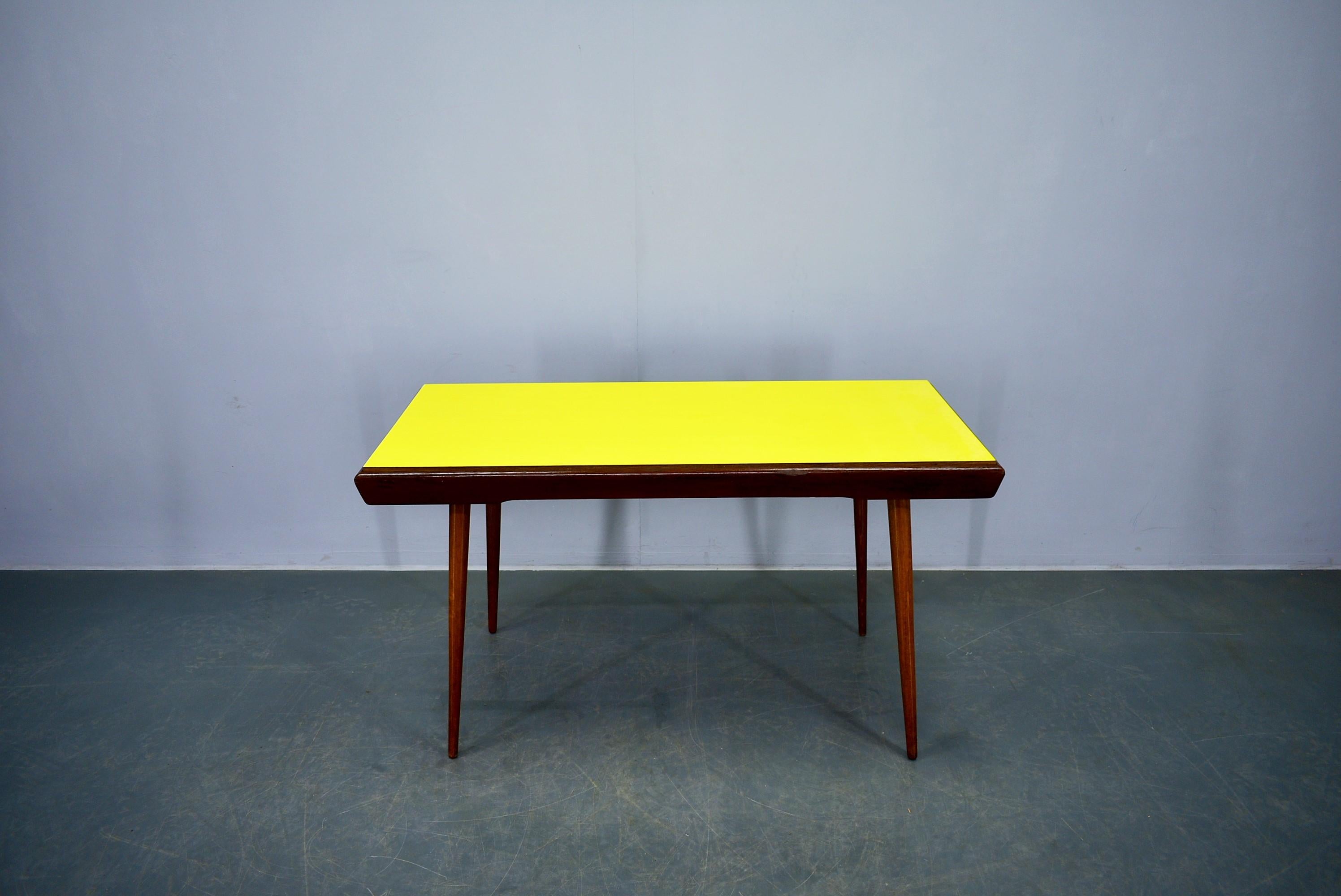 Bois Table basse jaune des années 1960, Tchèque en vente