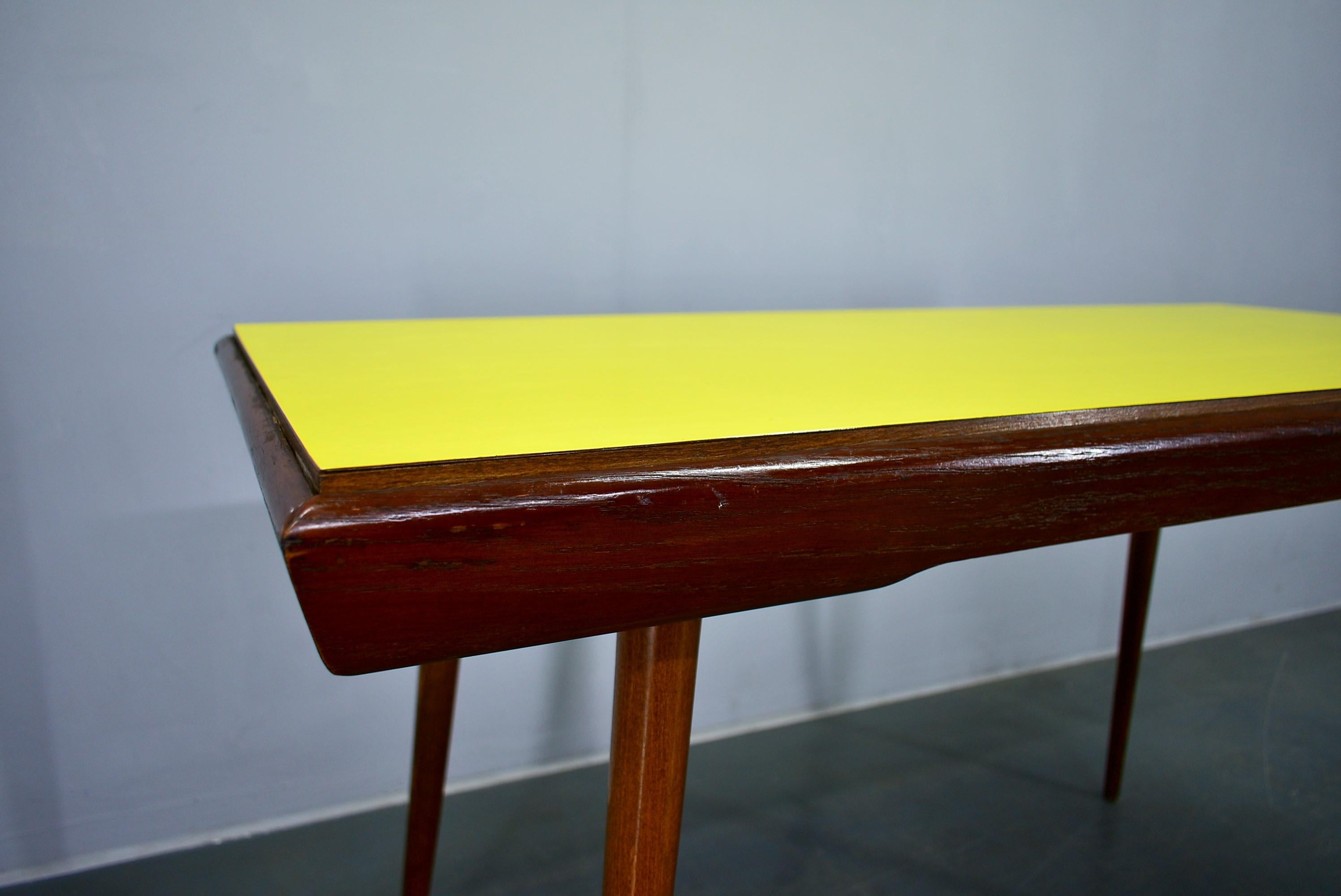 Table basse jaune des années 1960, Tchèque en vente 1
