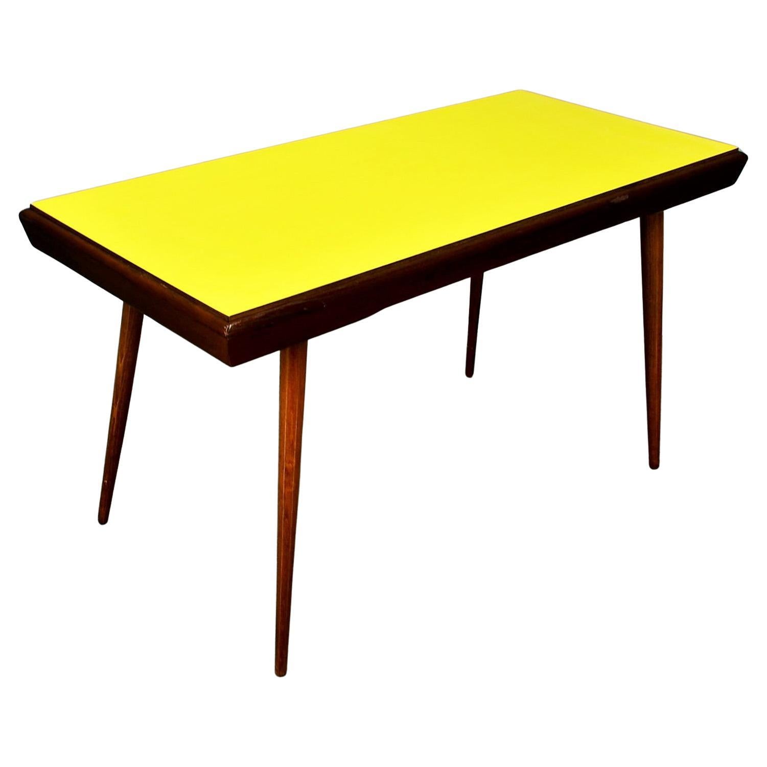 Table basse jaune des années 1960, Tchèque en vente