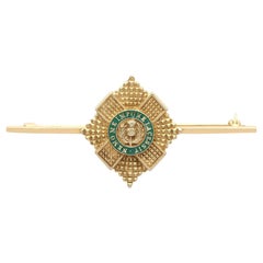 Broche de garde écossaise en or jaune et émail vert des années 1960