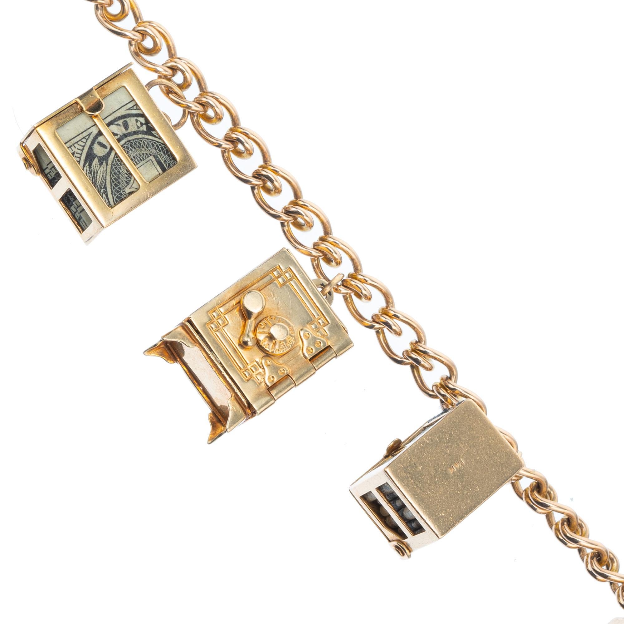 Bracelet à breloques sur le thème du Mad-Money en or jaune des années 1960 Pour femmes en vente