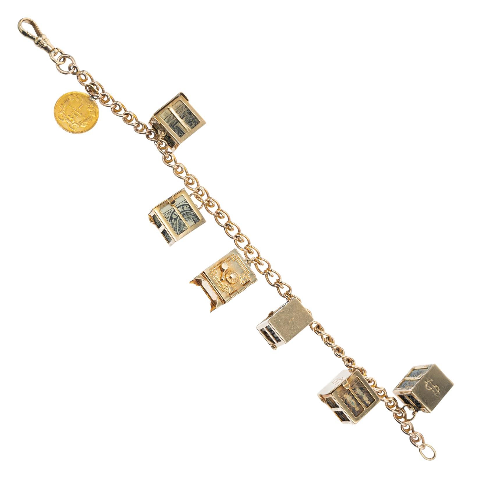 Bracelet à breloques sur le thème du Mad-Money en or jaune des années 1960 en vente
